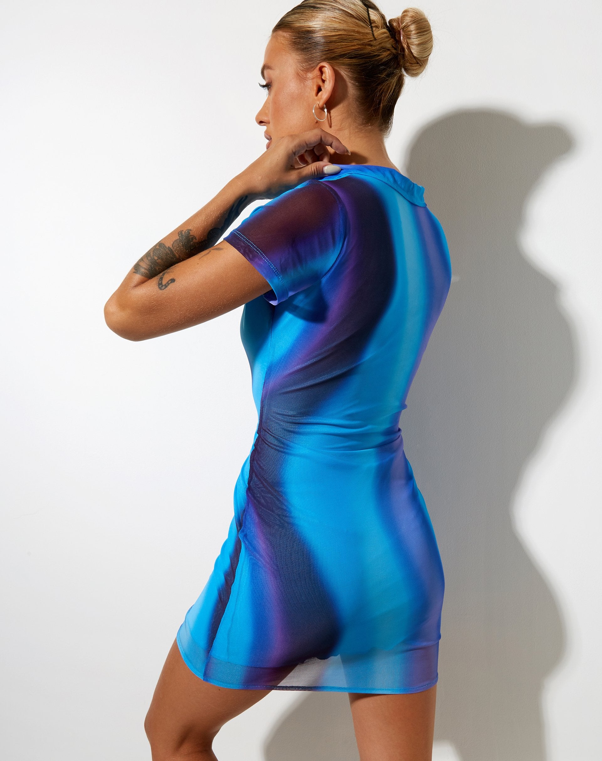 Imagen del minivestido Avayi en color solarizado