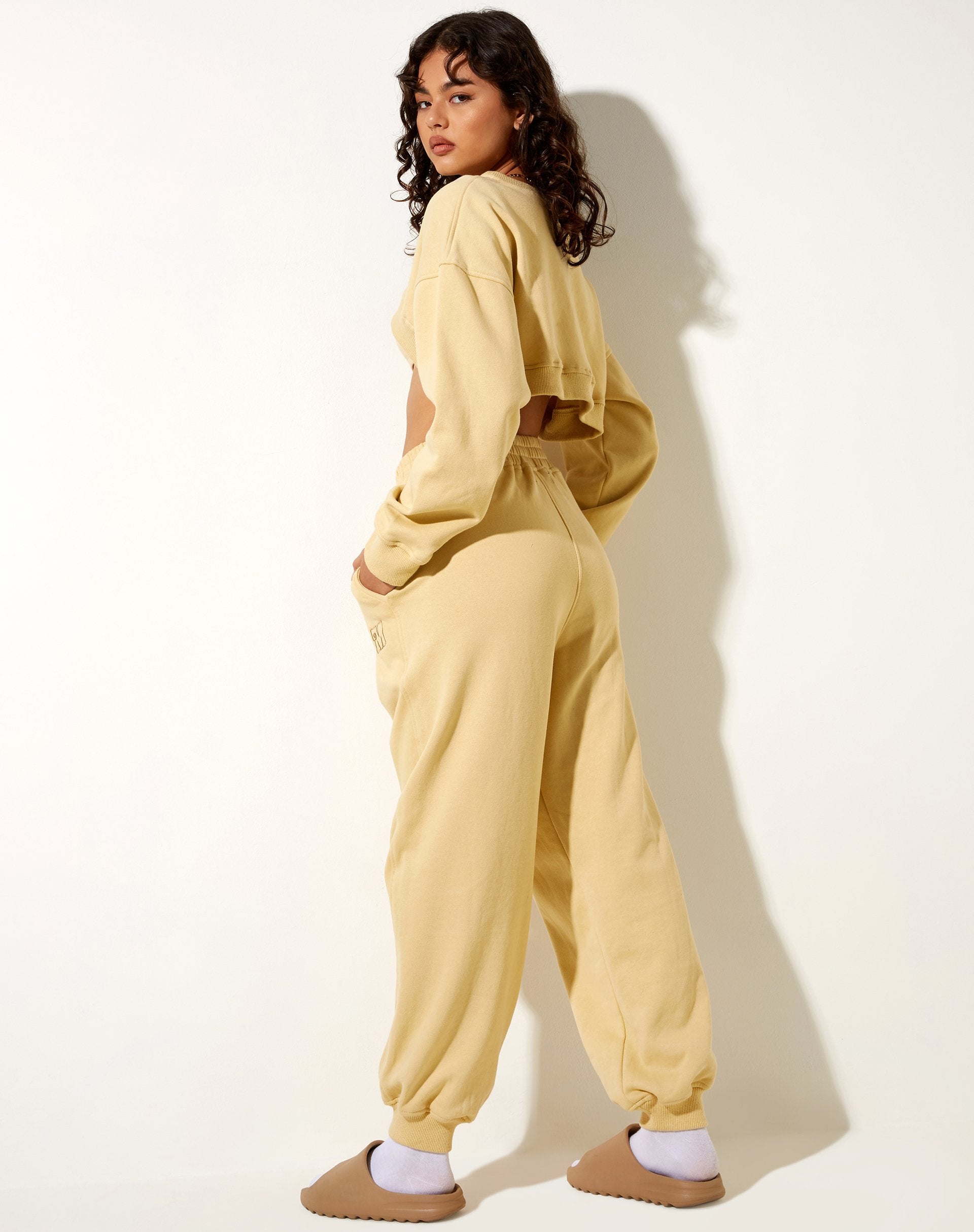 Imagen de la sudadera Bacel Cropped Sweatshirt in Custard M Embro