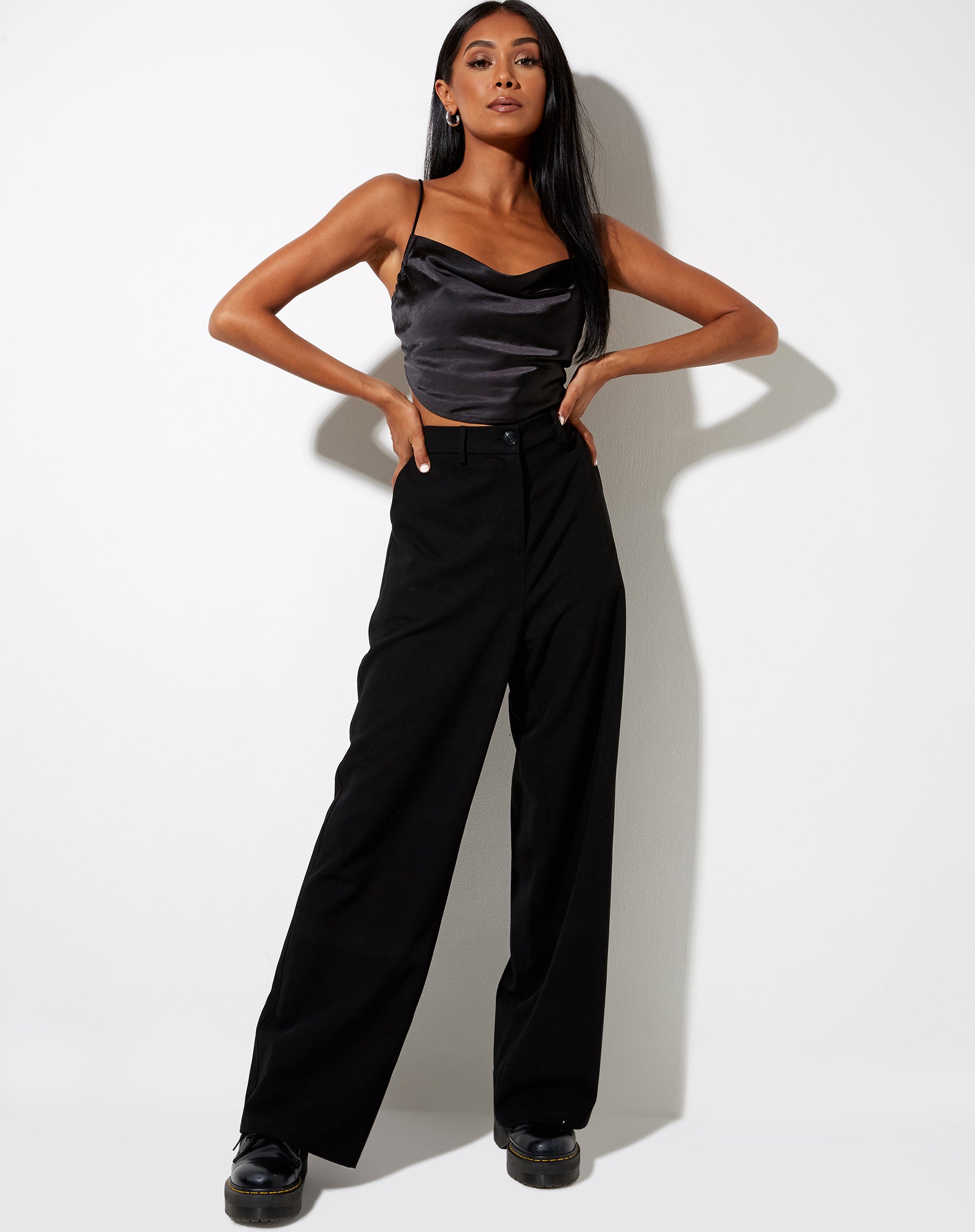 Imagen de Baila Crop Top de satén negro