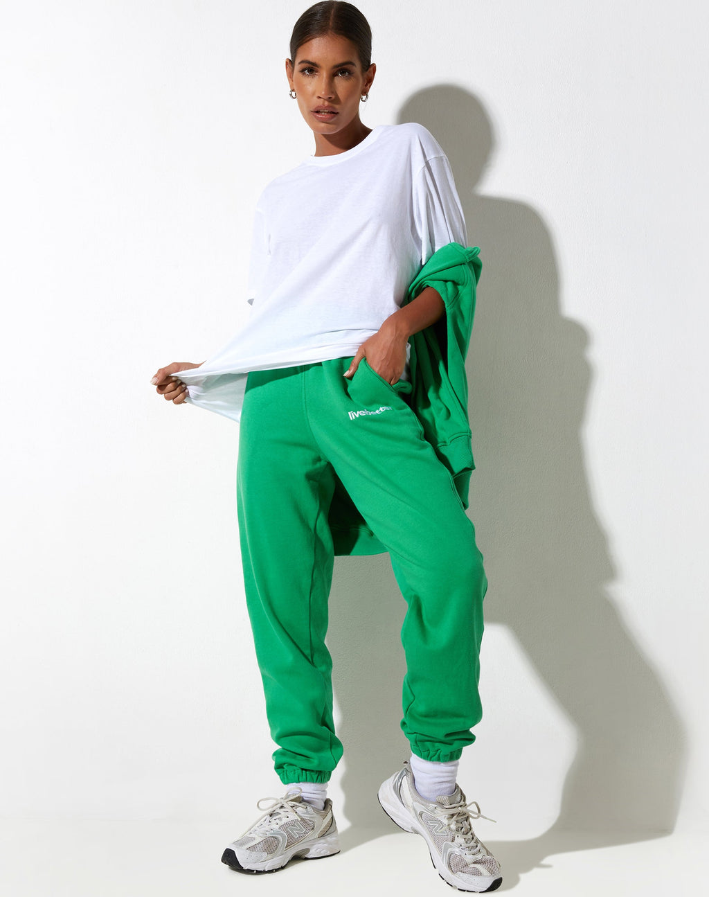 Jogger Basta en verde divertido con bordado "Live Better