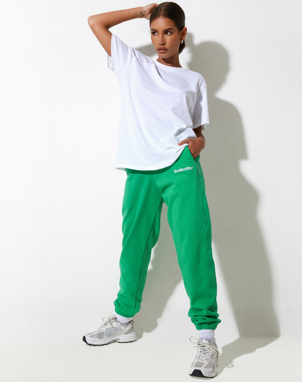 Jogger Basta en verde divertido con bordado "Live Better