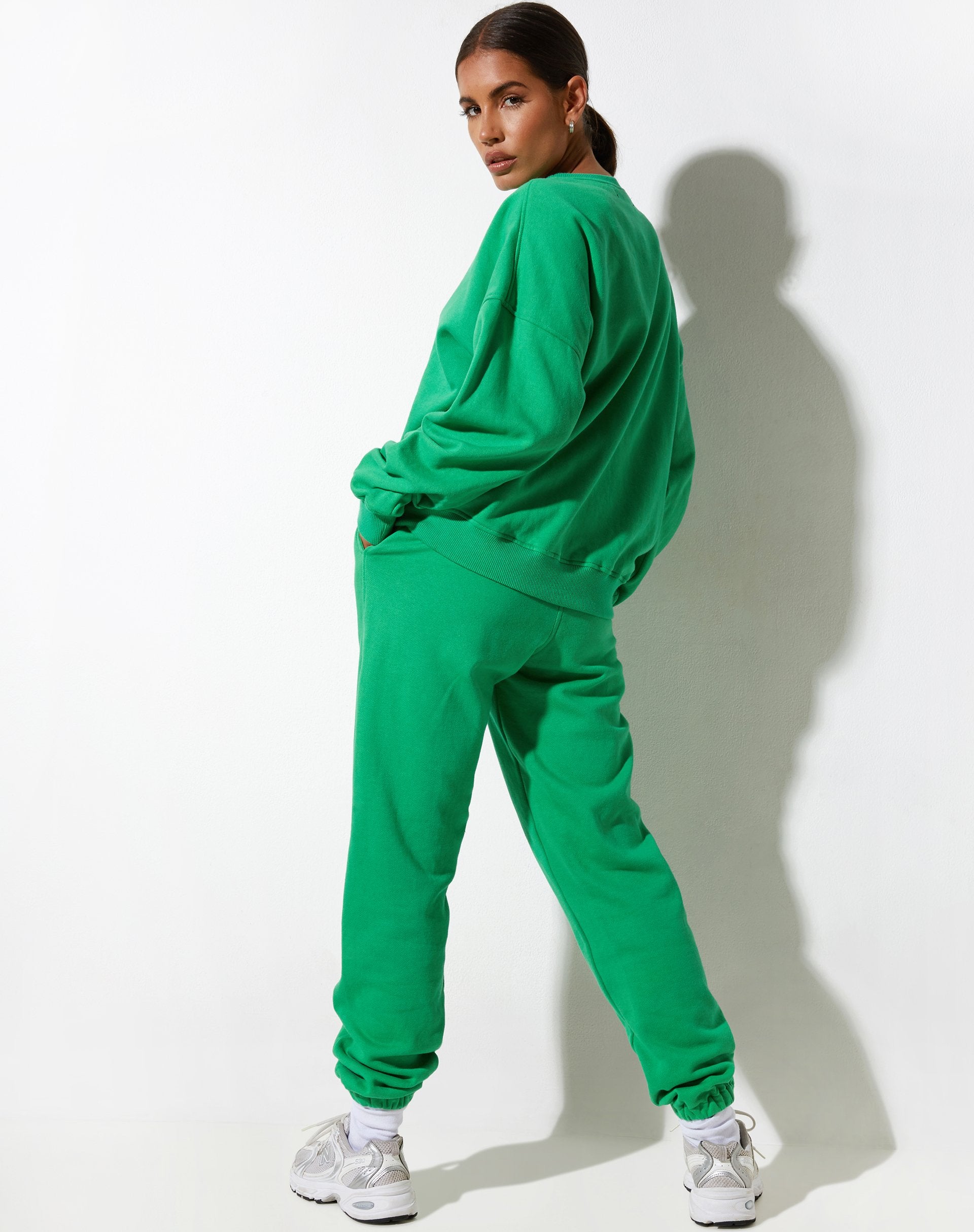 imagen de Ted Sudadera en Fun Green con "Live Better' Embro