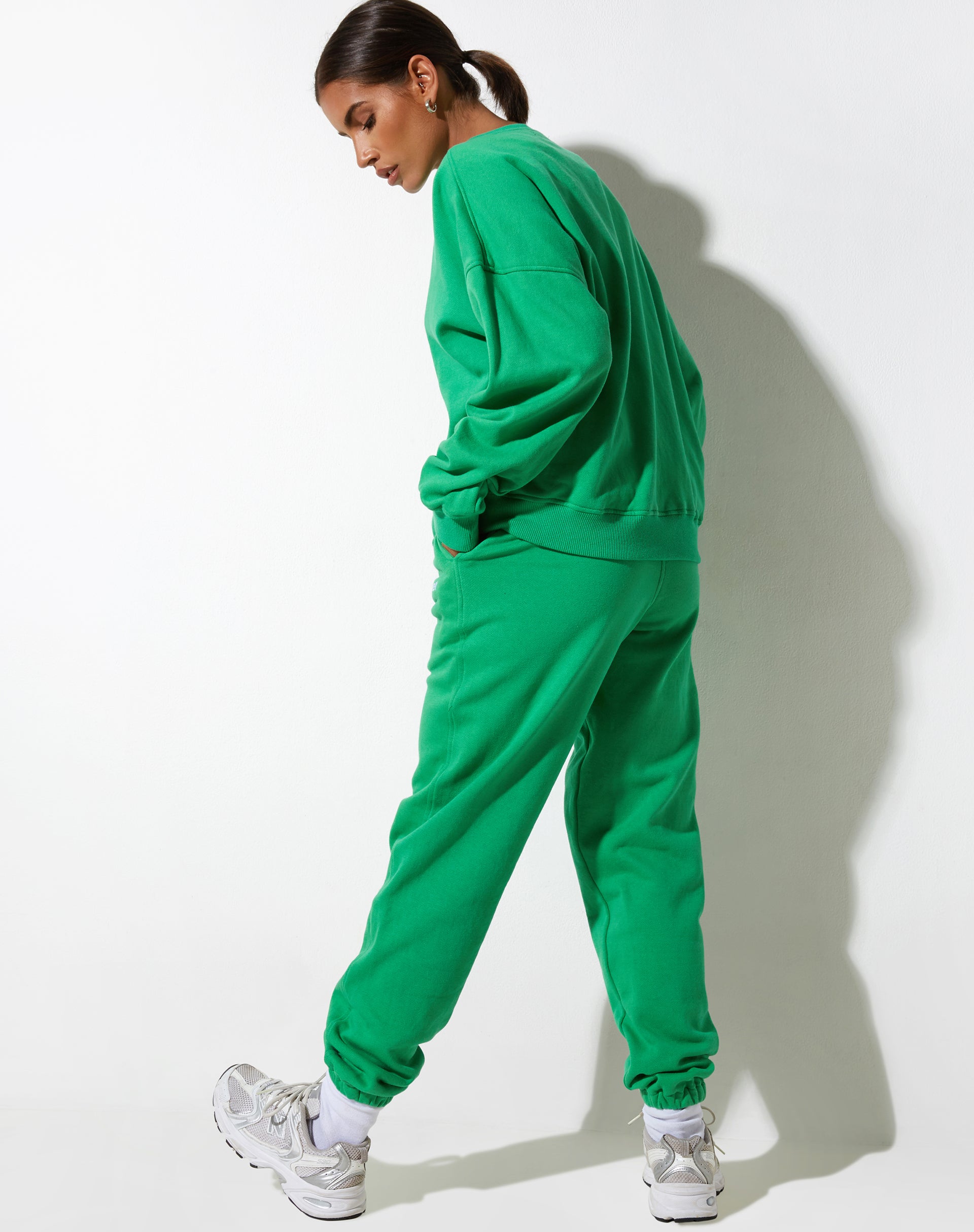 imagen de Basta Jogger en verde divertido con bordado "Live Better
