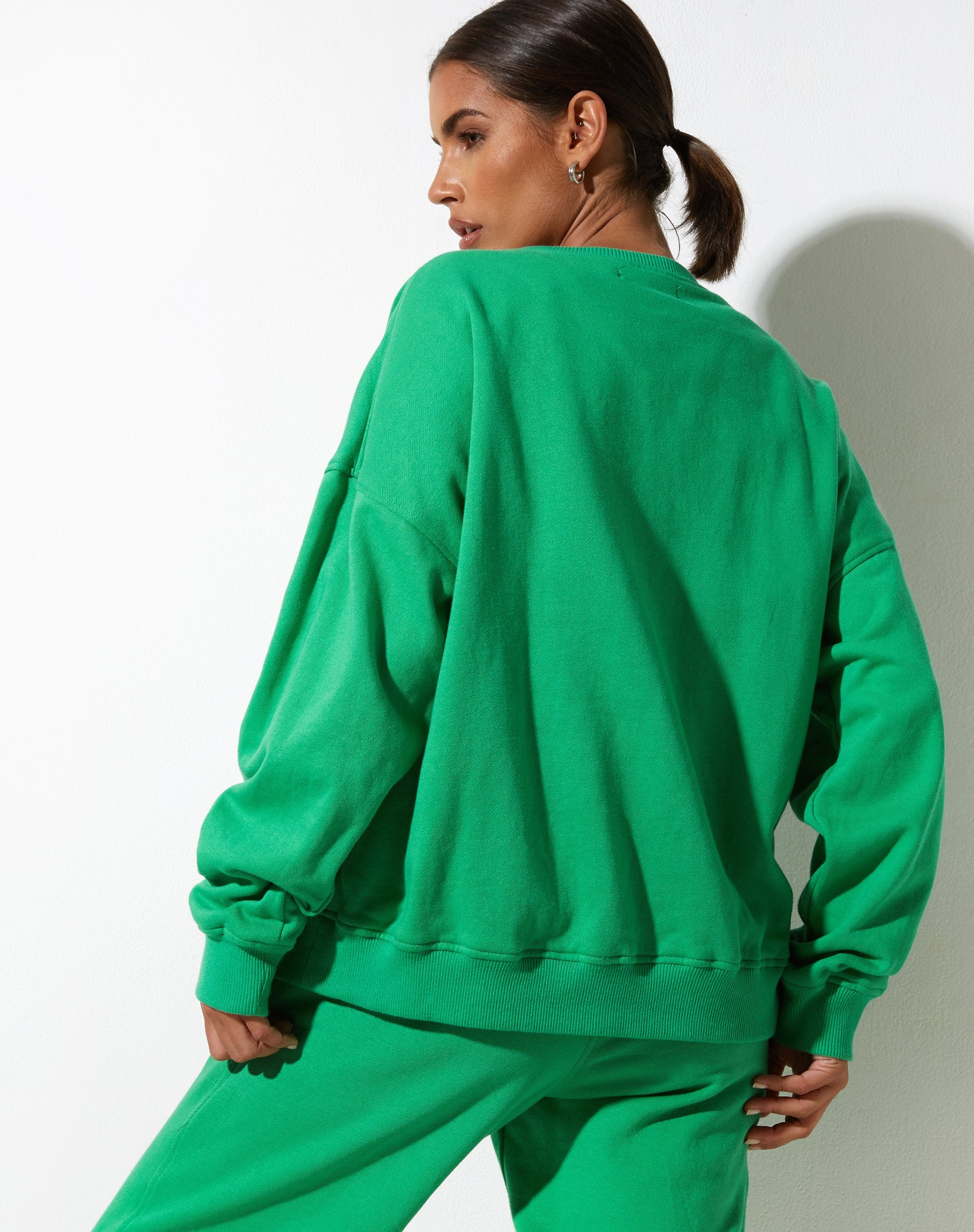 imagen de Ted Sudadera en Fun Green con "Live Better' Embro