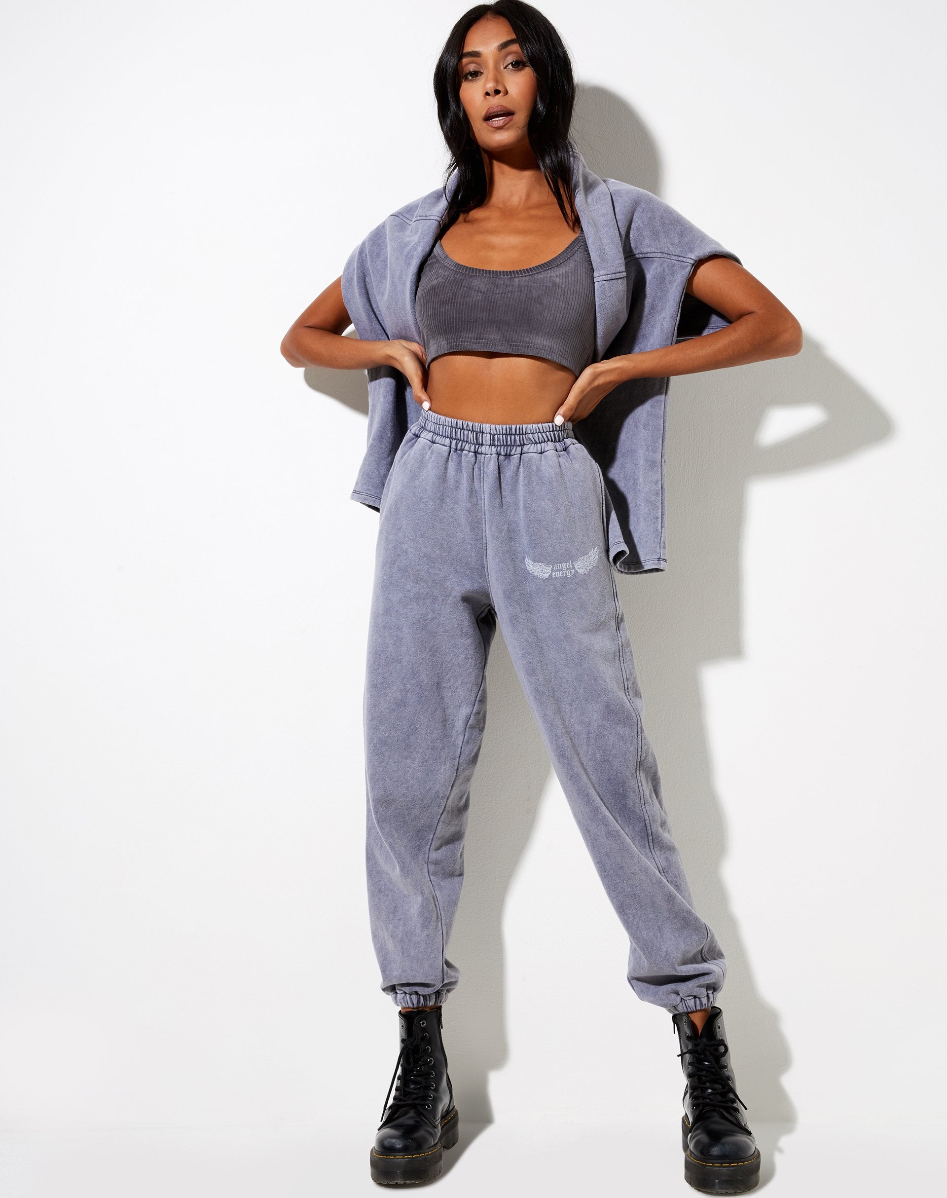 Imagen de Basta Jogger en Charcoal Wash Angel Energy Wings