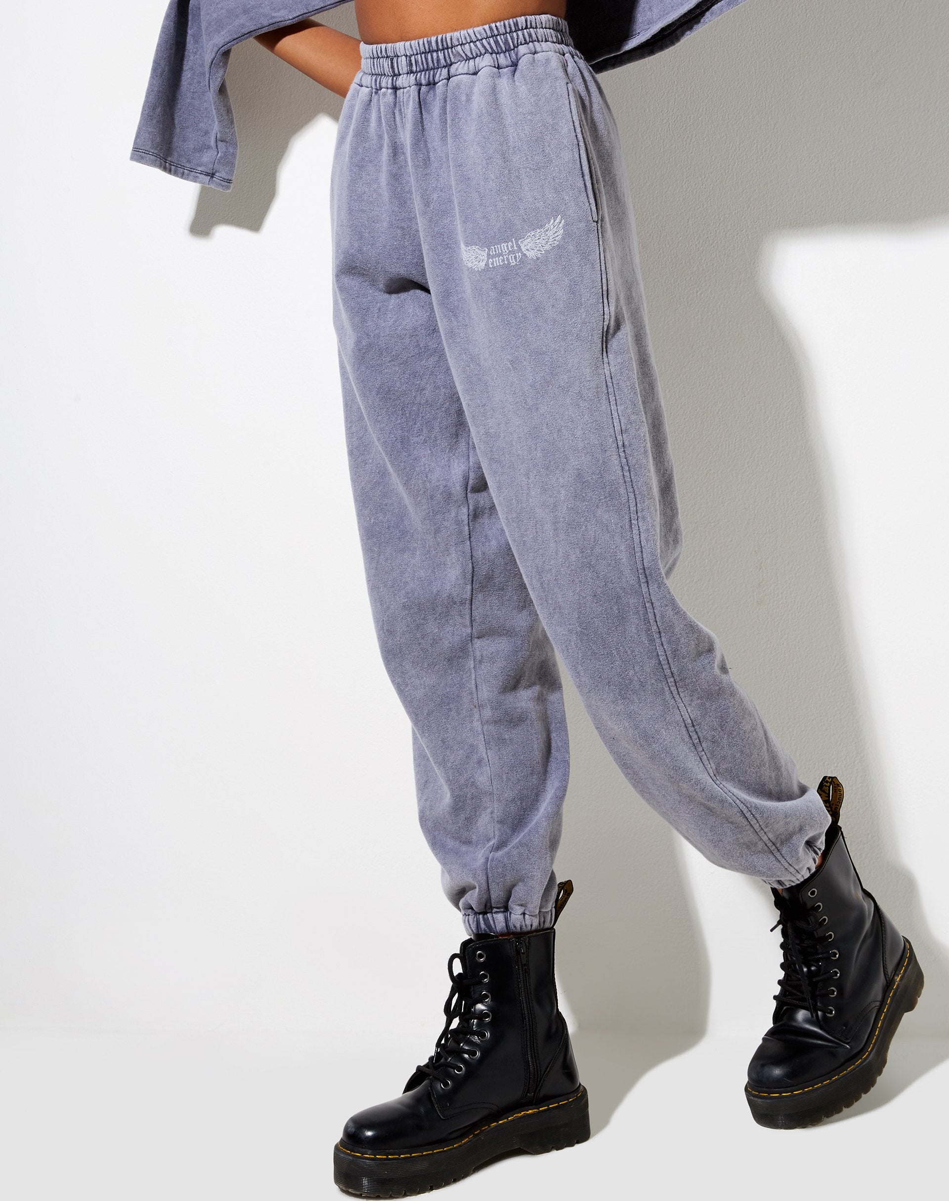 Imagen de Basta Jogger en Charcoal Wash Angel Energy Wings