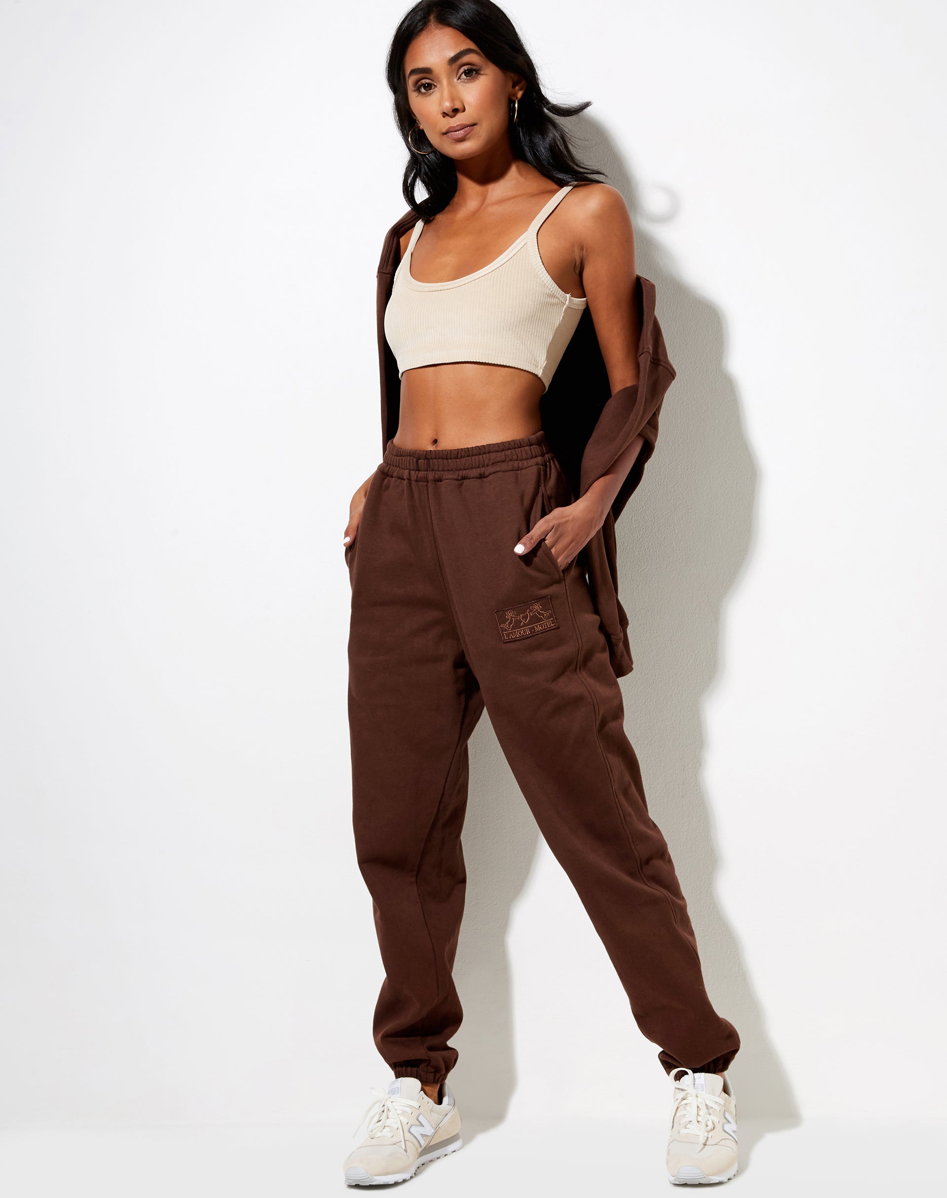 Imagen de Basta Jogger en caoba profundo LAmour Cherub Label Embro