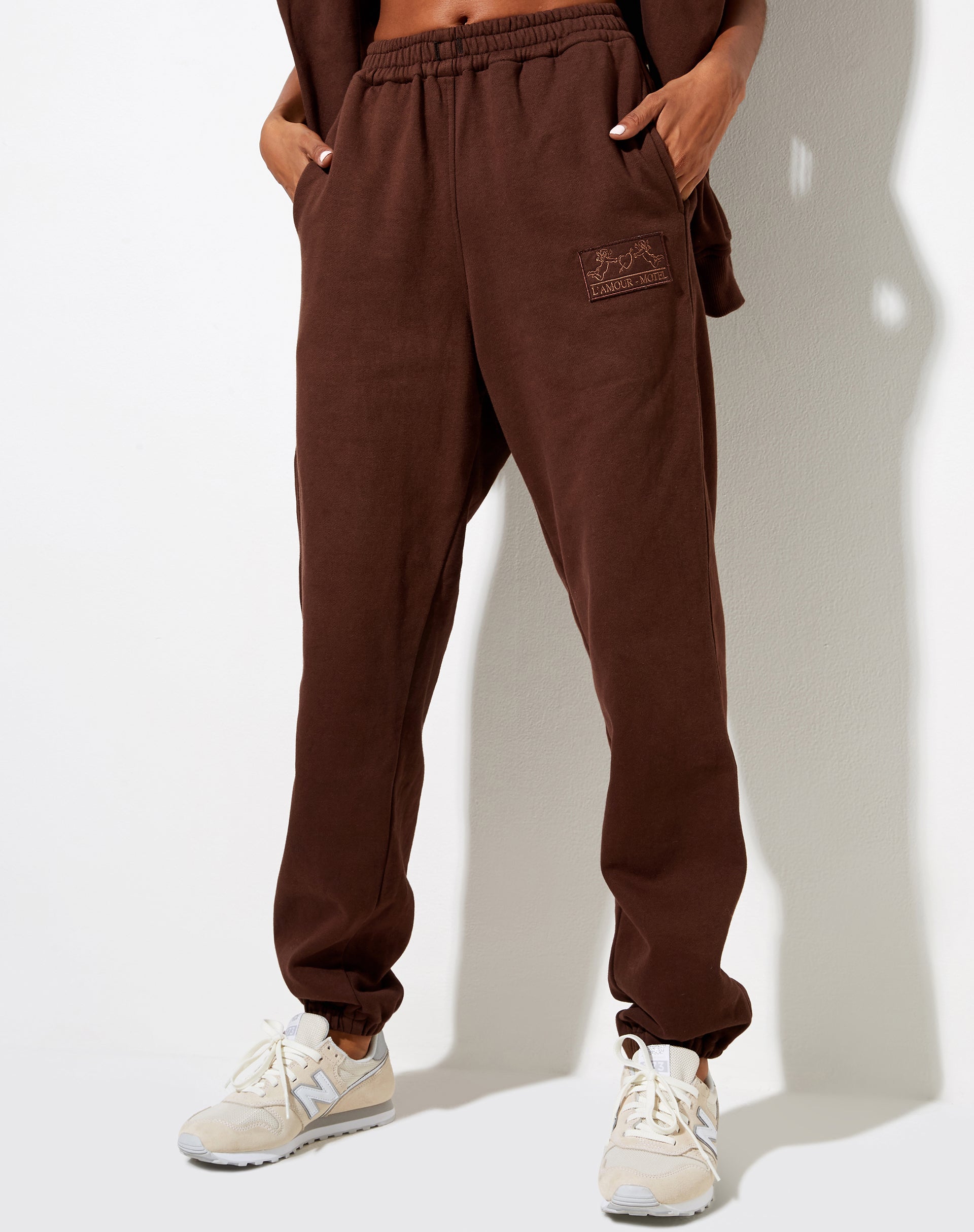 Imagen de Basta Jogger en caoba profundo LAmour Cherub Label Embro