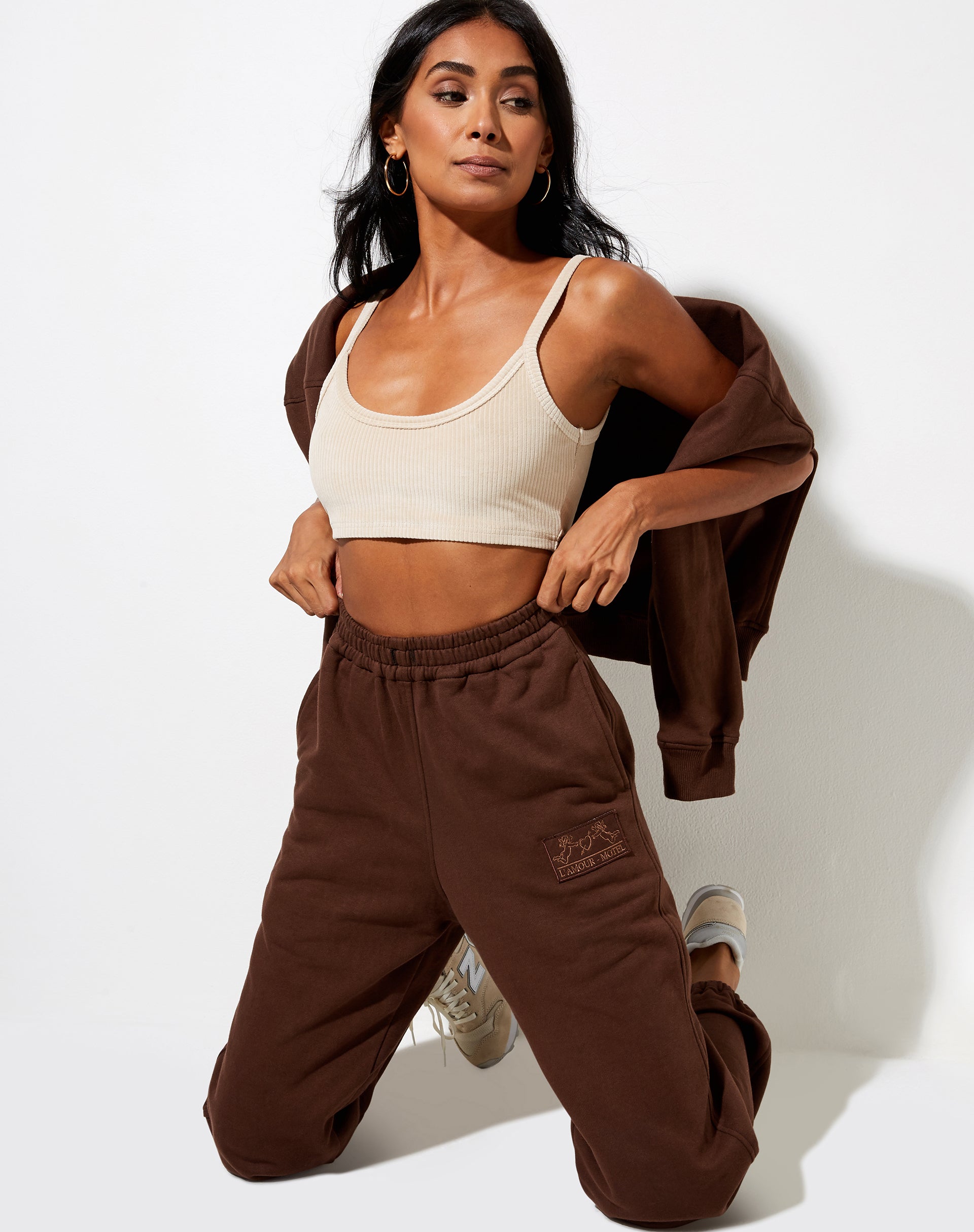 Imagen de Basta Jogger en caoba profundo LAmour Cherub Label Embro
