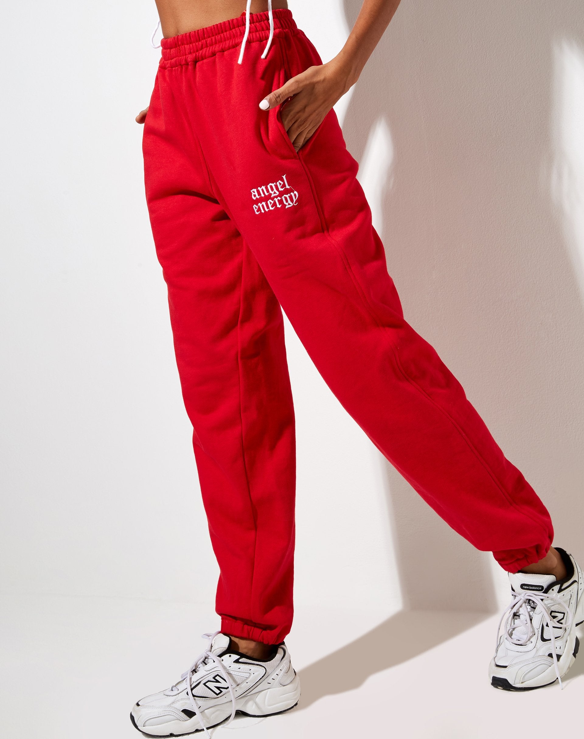 Imagen de Basta Jogger en Rojo Racing con Angel Energy Embro