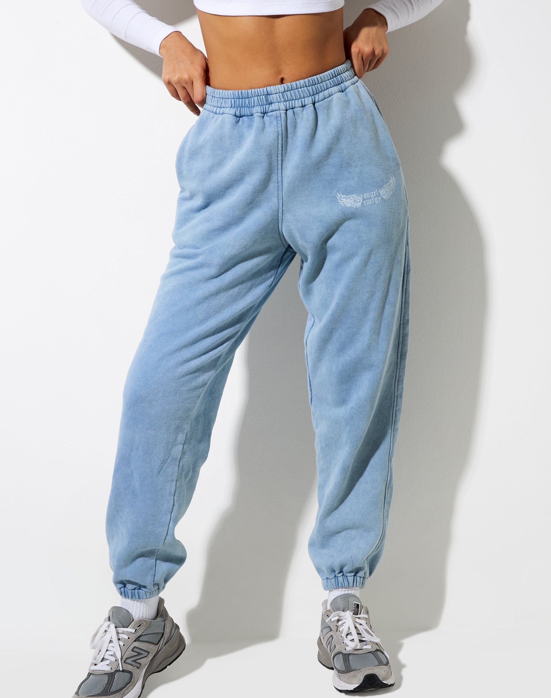 Imagen de Basta Jogger en Azul Lavado Angel Energy Wings