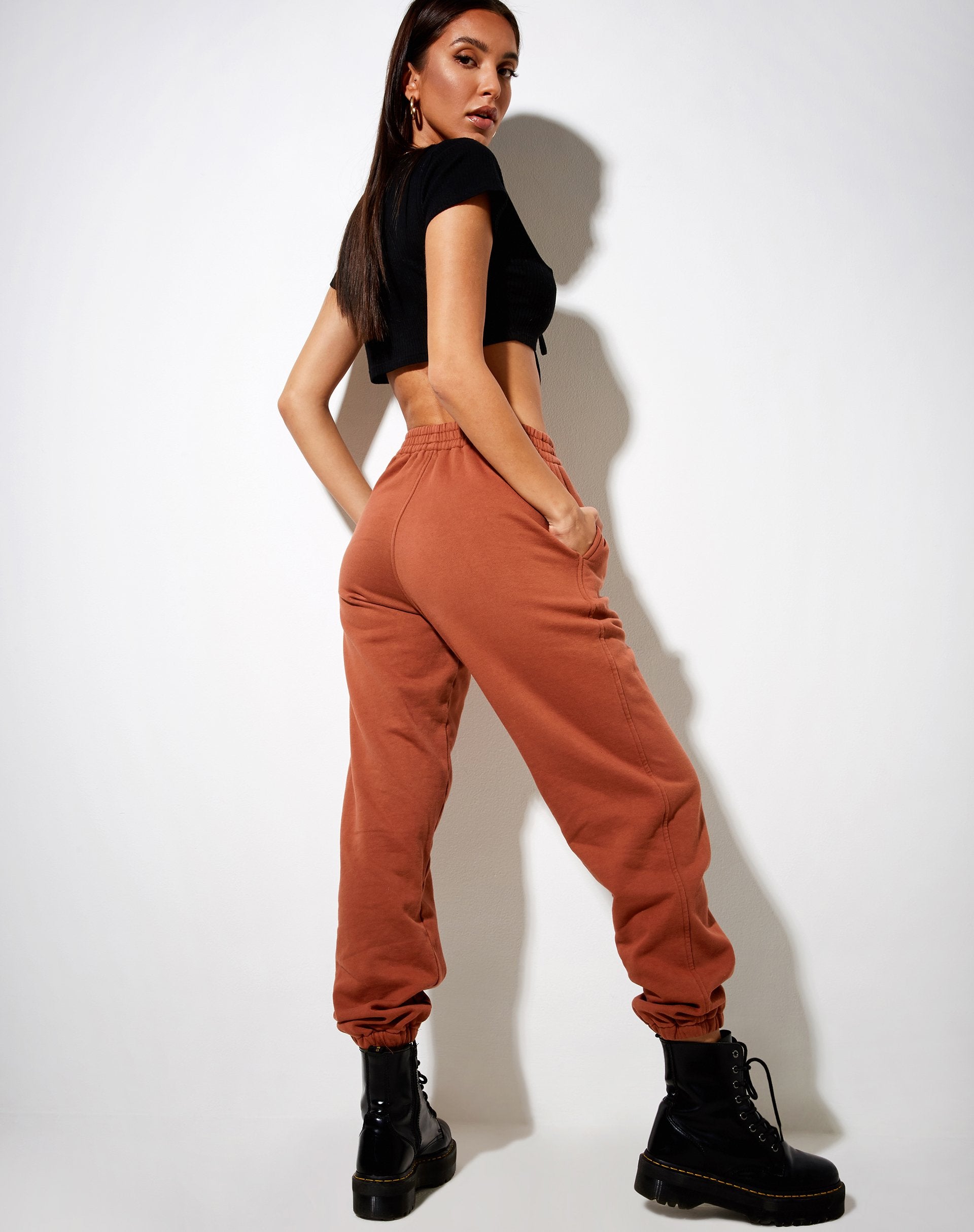 Imagen de Basta Jogger en Burnt Brick Be Nice Label Embro