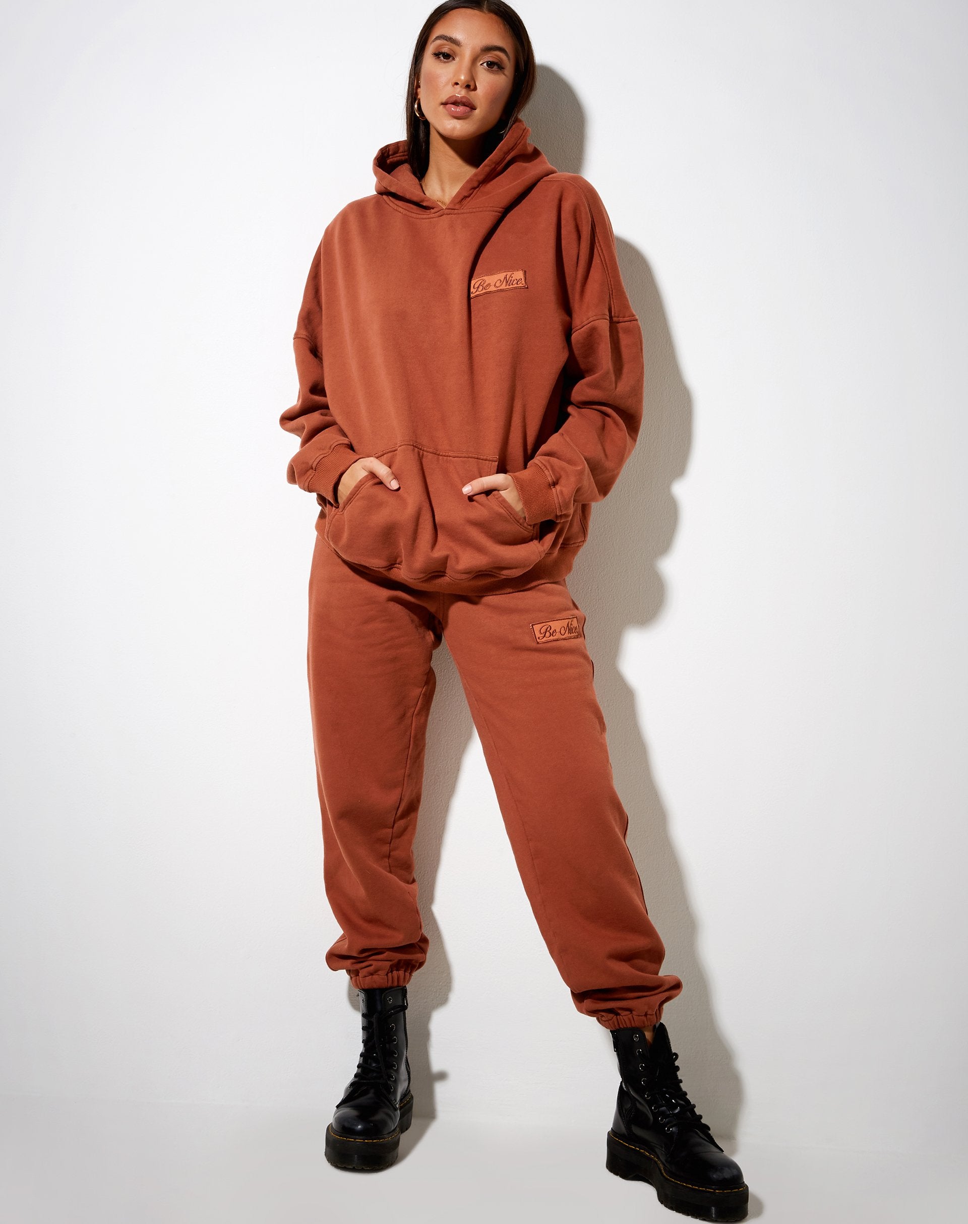 Imagen de Basta Jogger en Burnt Brick Be Nice Label Embro