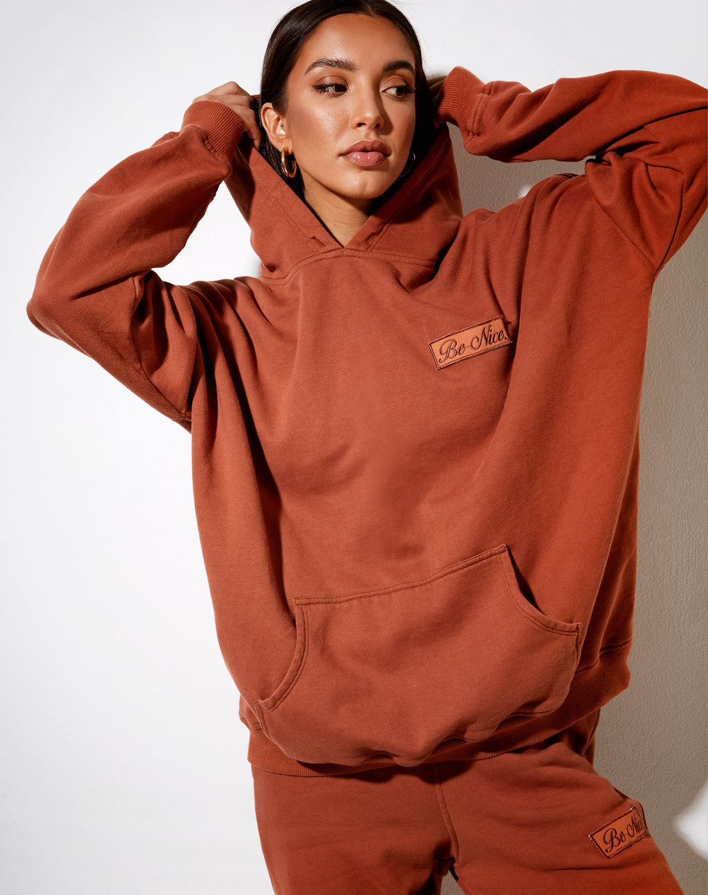 Sudadera oversize con capucha en ladrillo quemado "Be Nice" Label Embro