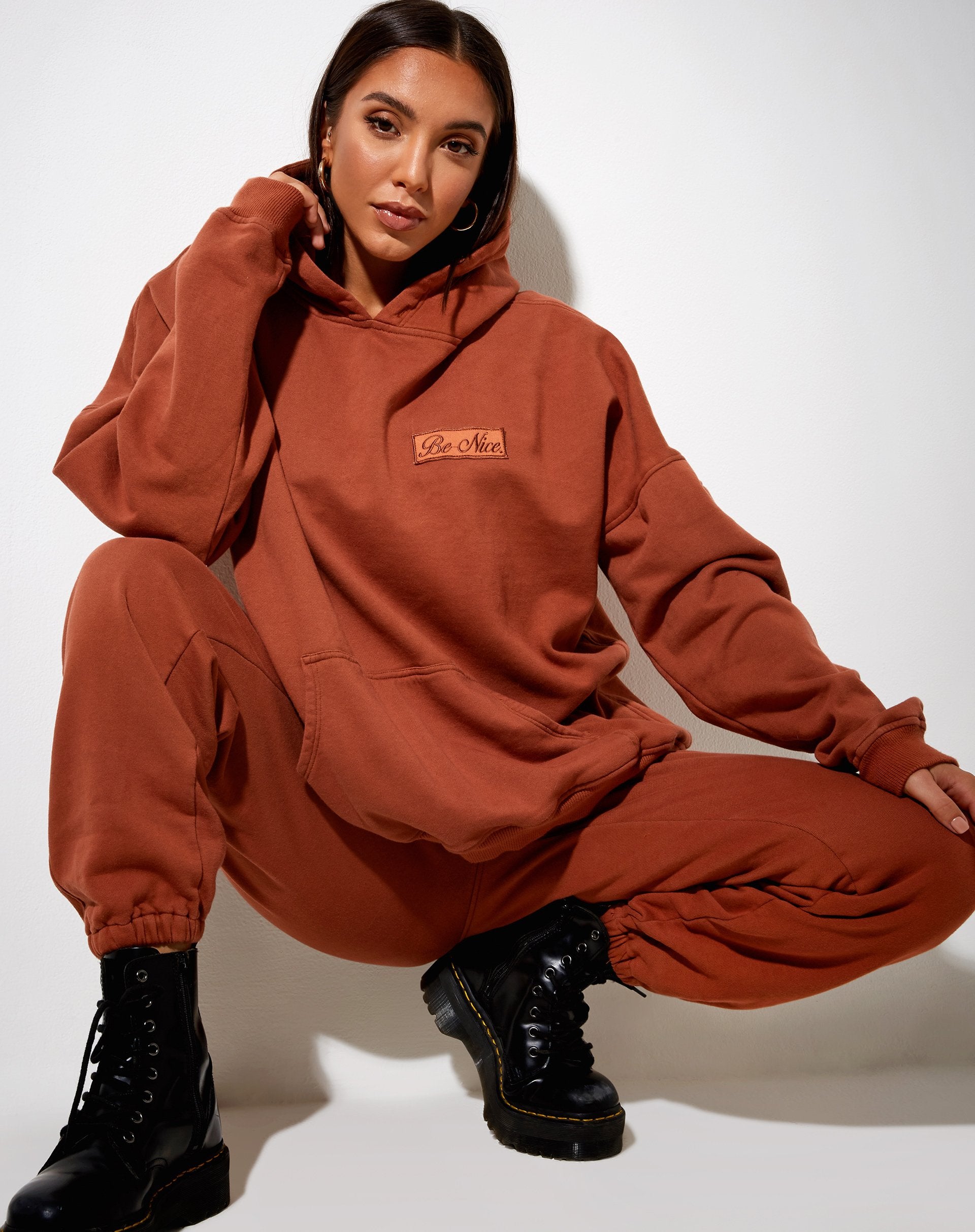 Imagen de Basta Jogger en Burnt Brick Be Nice Label Embro