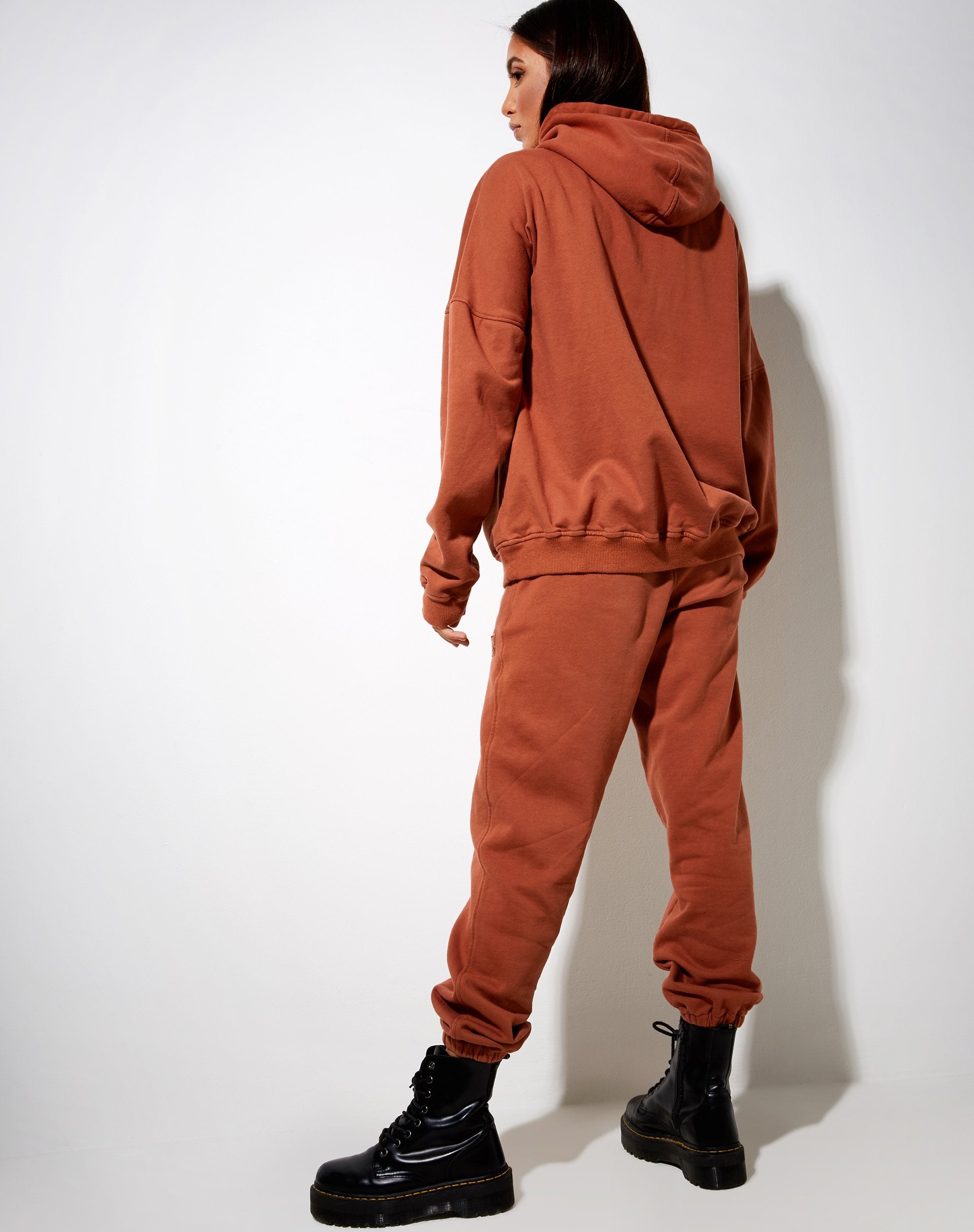 Imagen de Basta Jogger en Burnt Brick Be Nice Label Embro