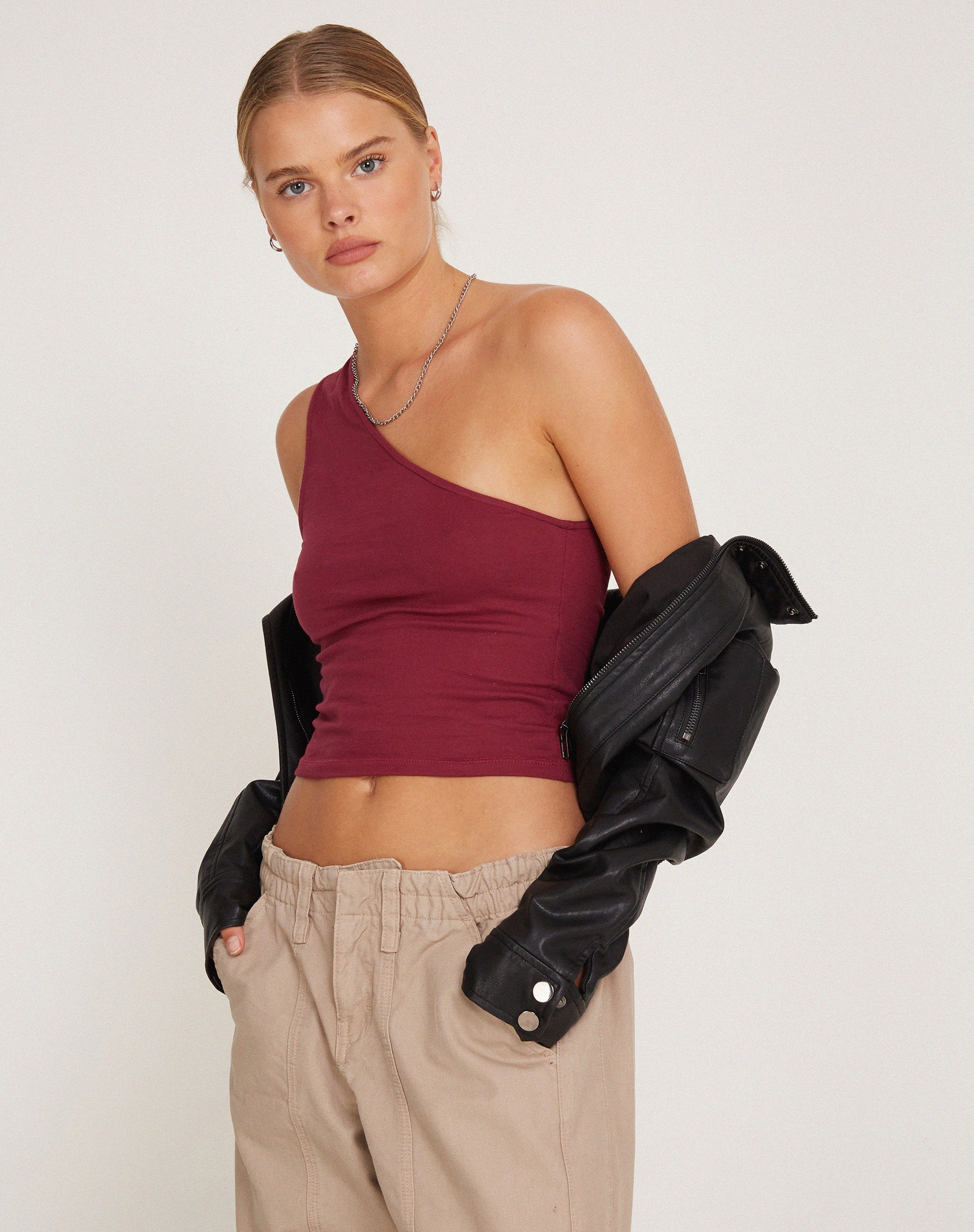 Imagen de Bay One Shoulder Top en ciruela