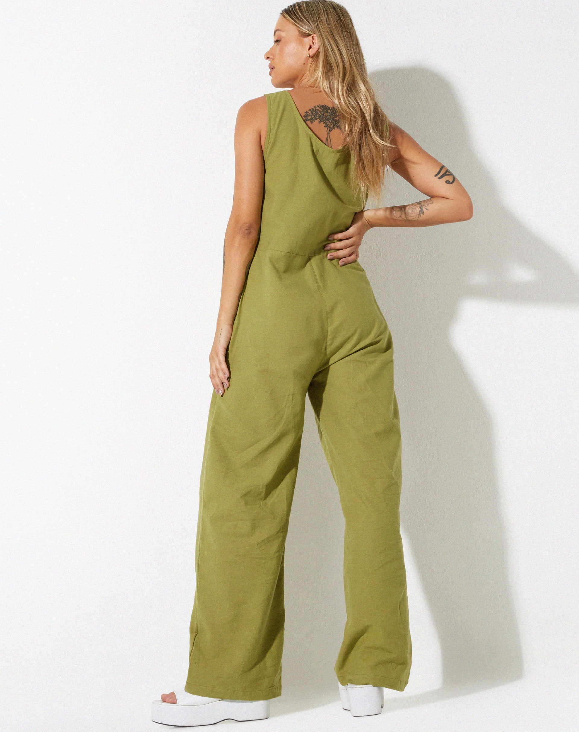imagen de Beatrix Jumpsuit en Lino Verde Rami