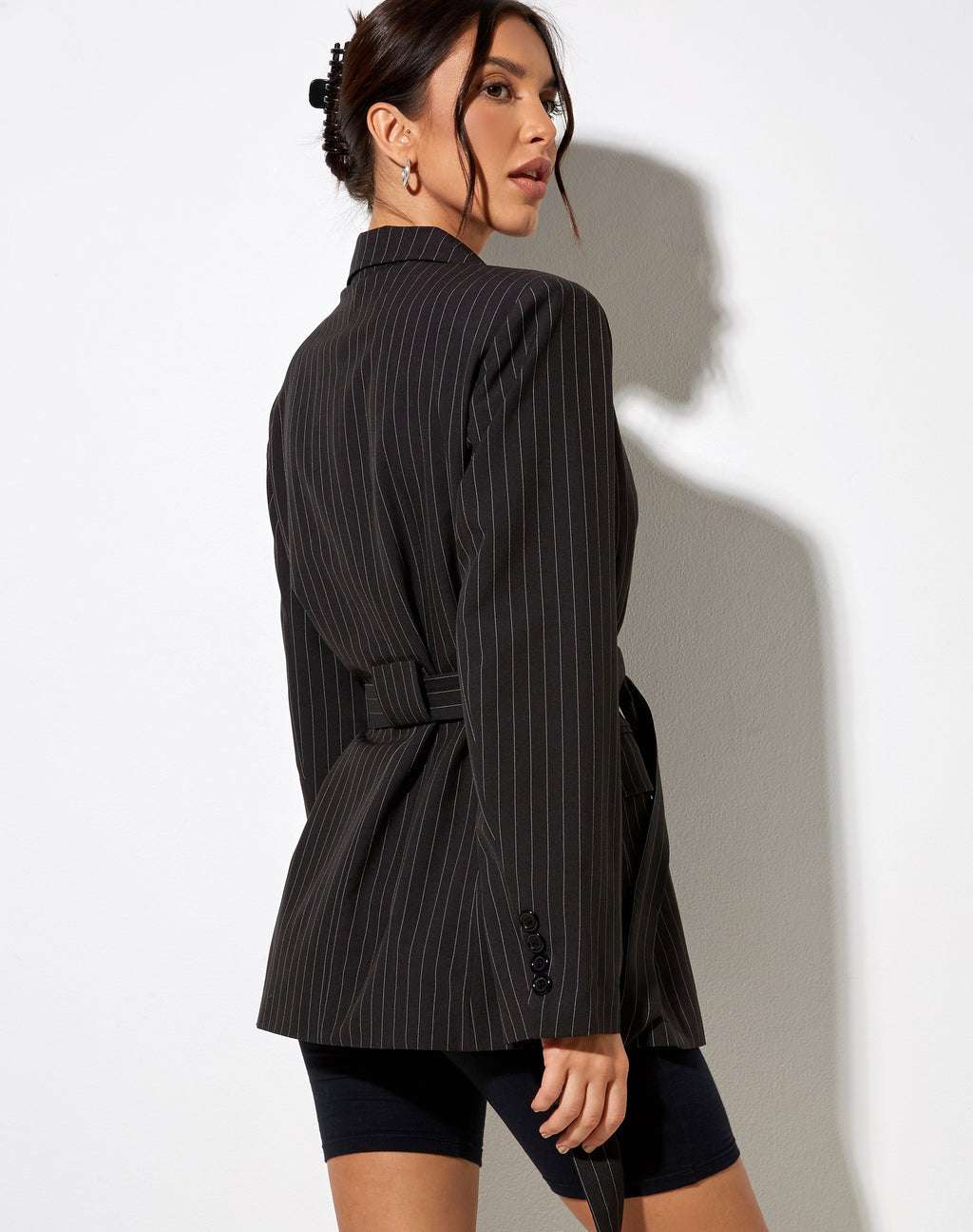 Blazer con cinturón a rayas negro