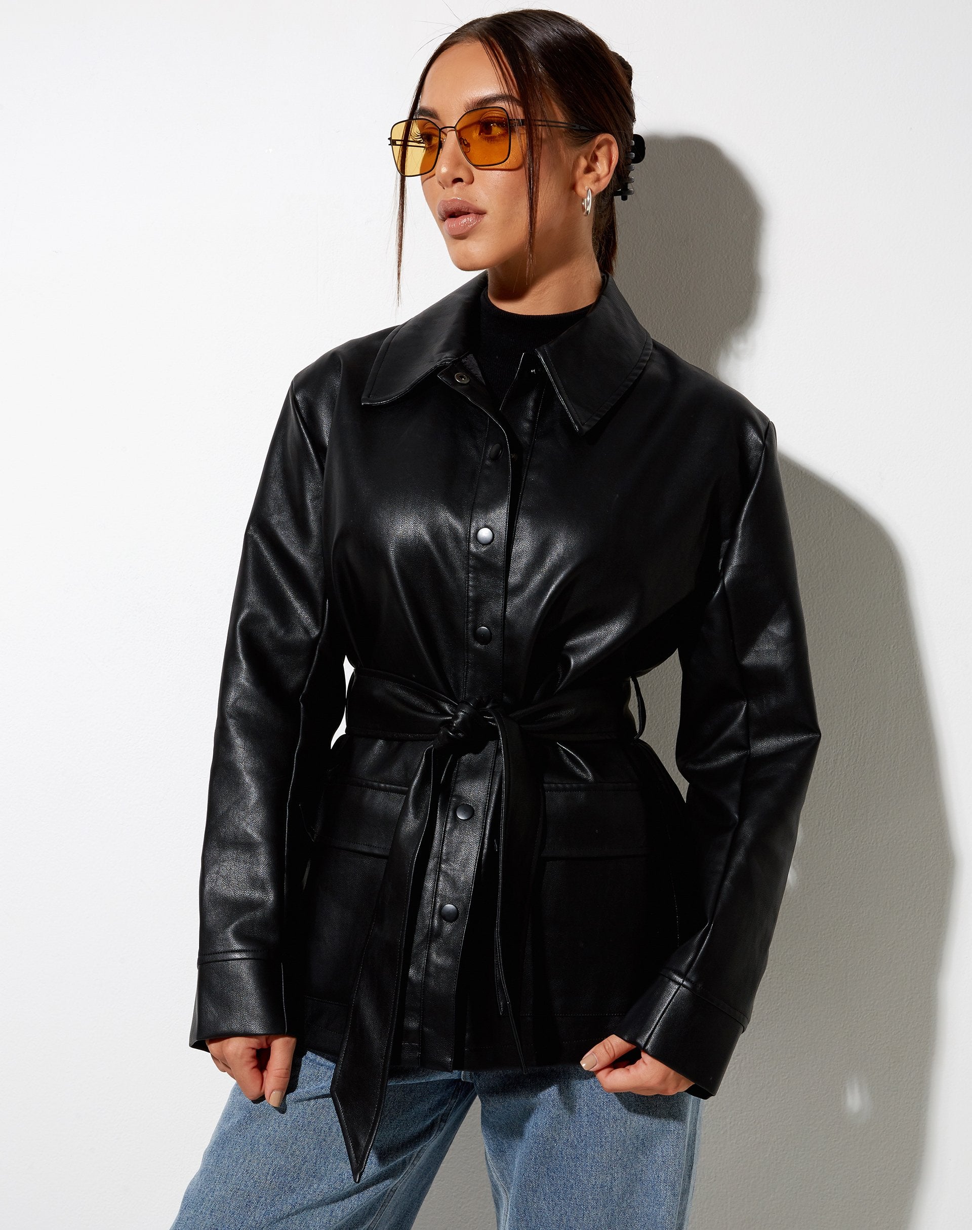 Imagen de la chaqueta con cinturón de PU negra