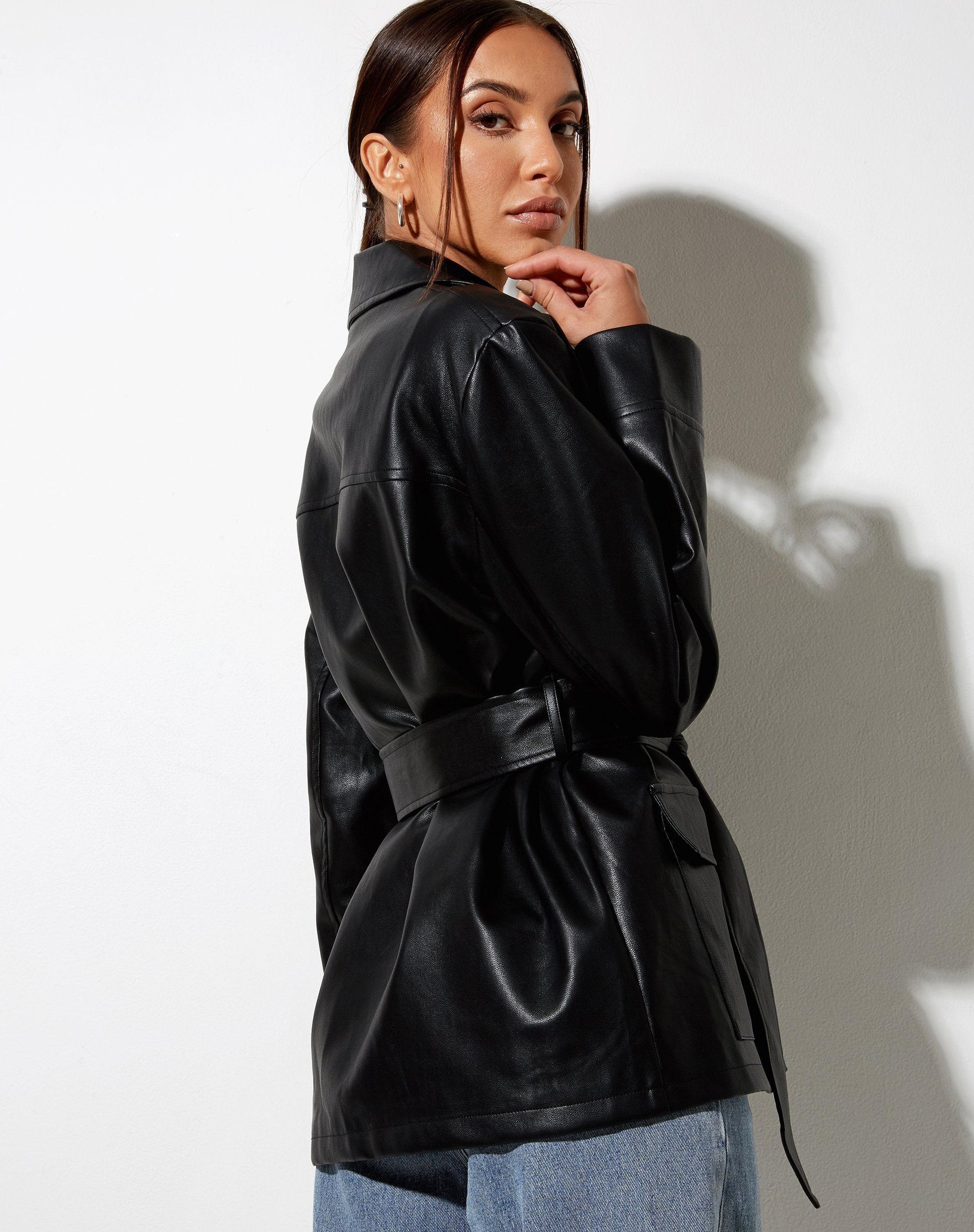 Imagen de la chaqueta con cinturón de PU negra