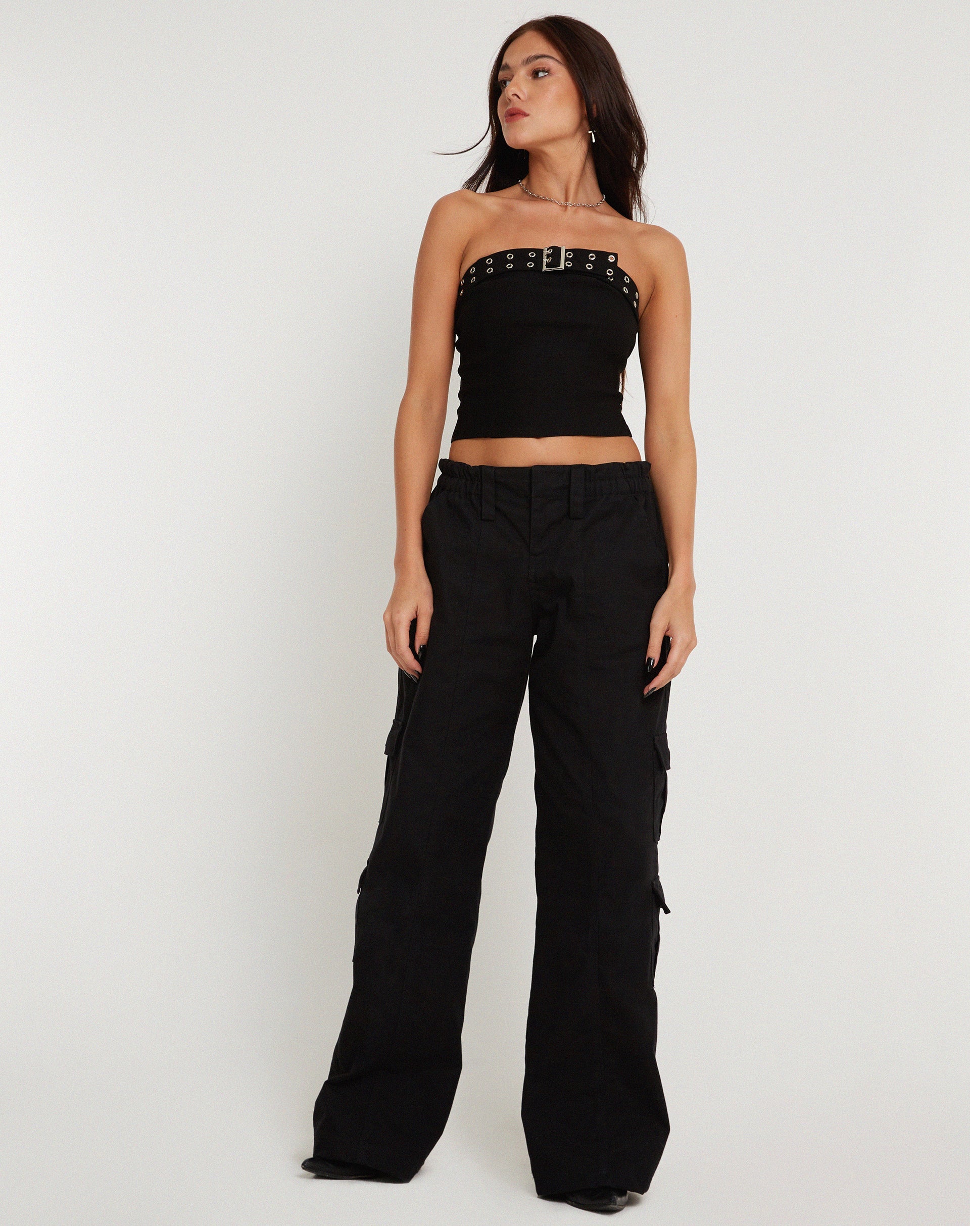 Imagen de Bertha Strapless Crop Top en negro con ojal