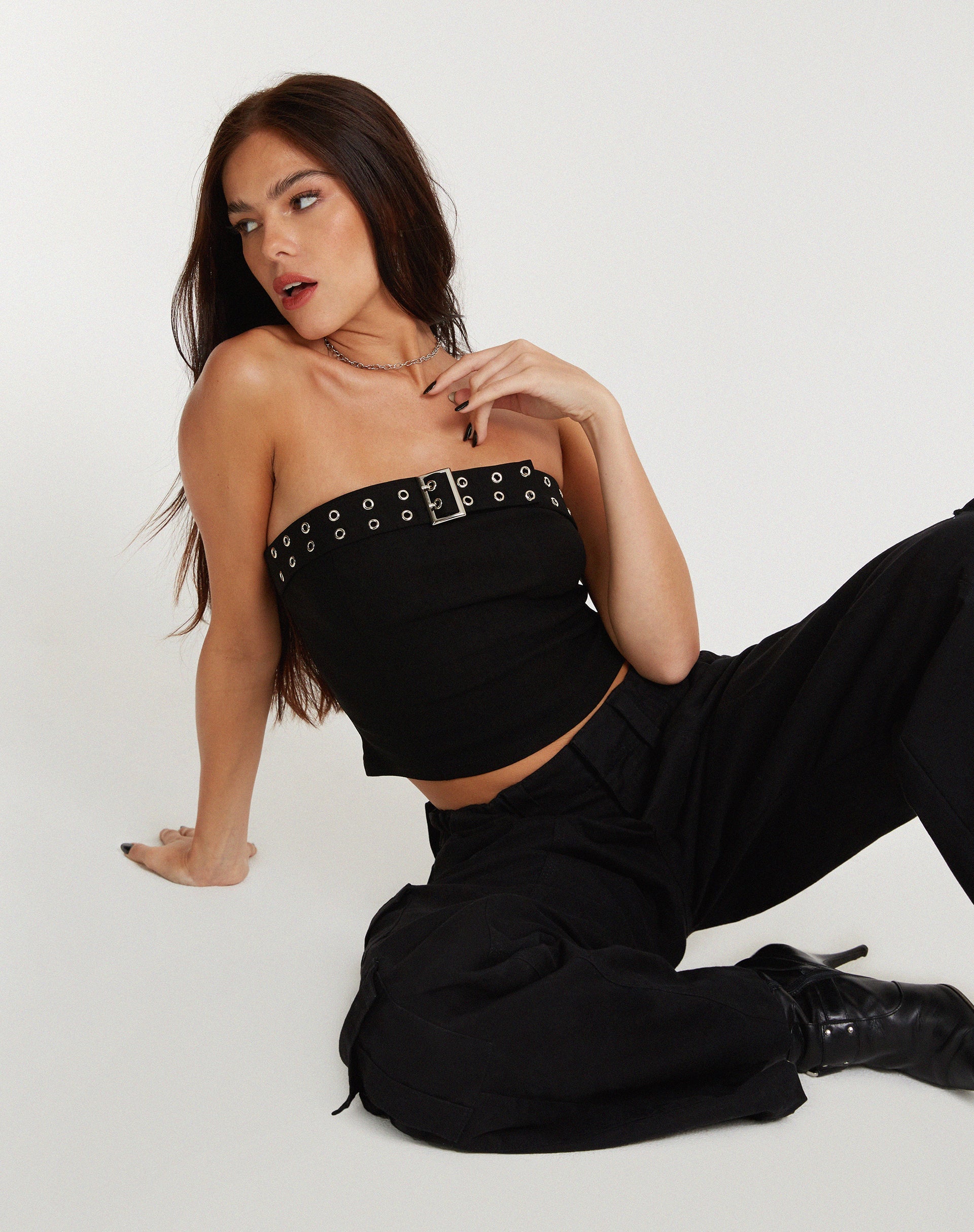 Imagen de Bertha Strapless Crop Top en negro con ojal