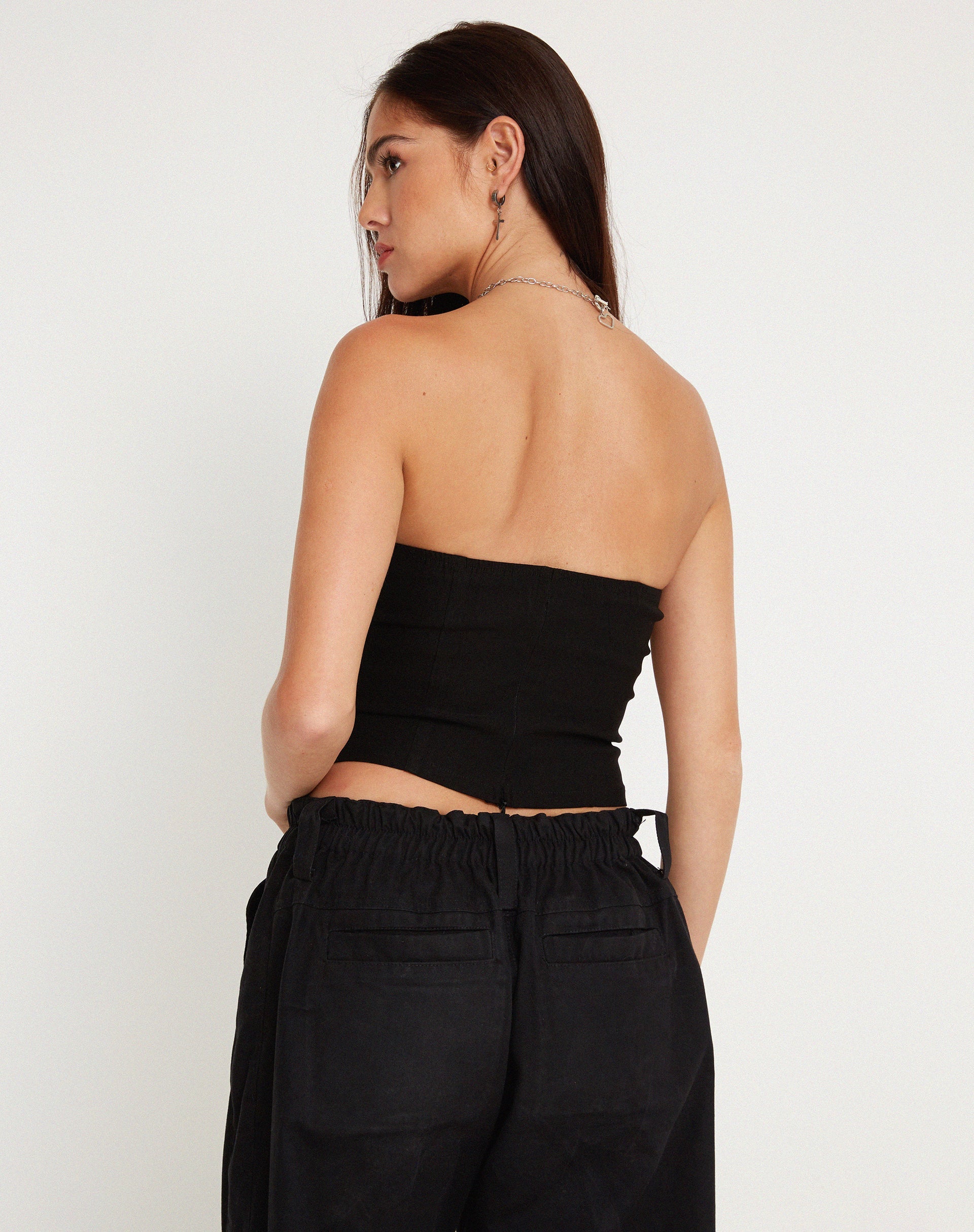 Imagen de Bertha Strapless Crop Top en negro con ojal
