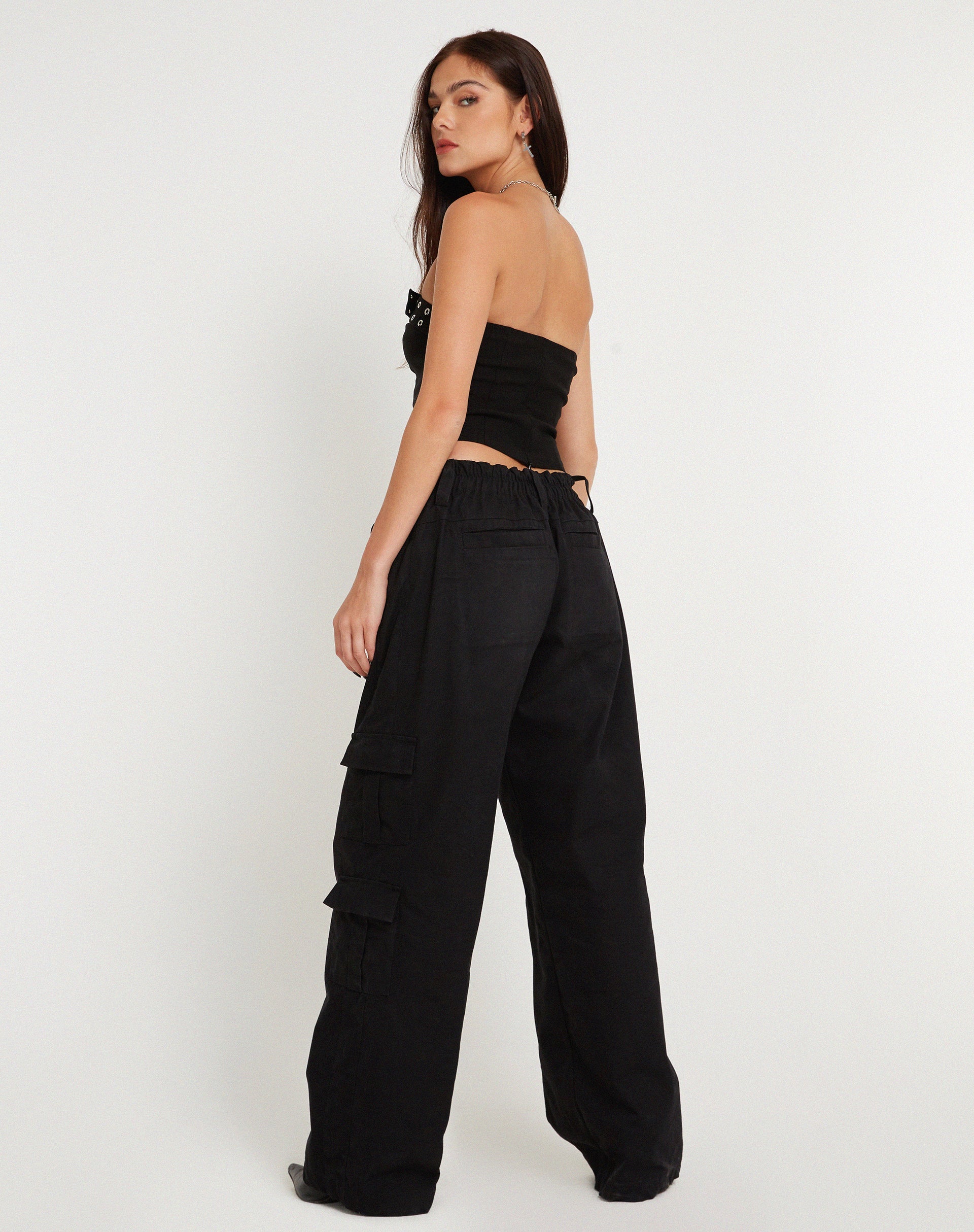 Imagen de Bertha Strapless Crop Top en negro con ojal