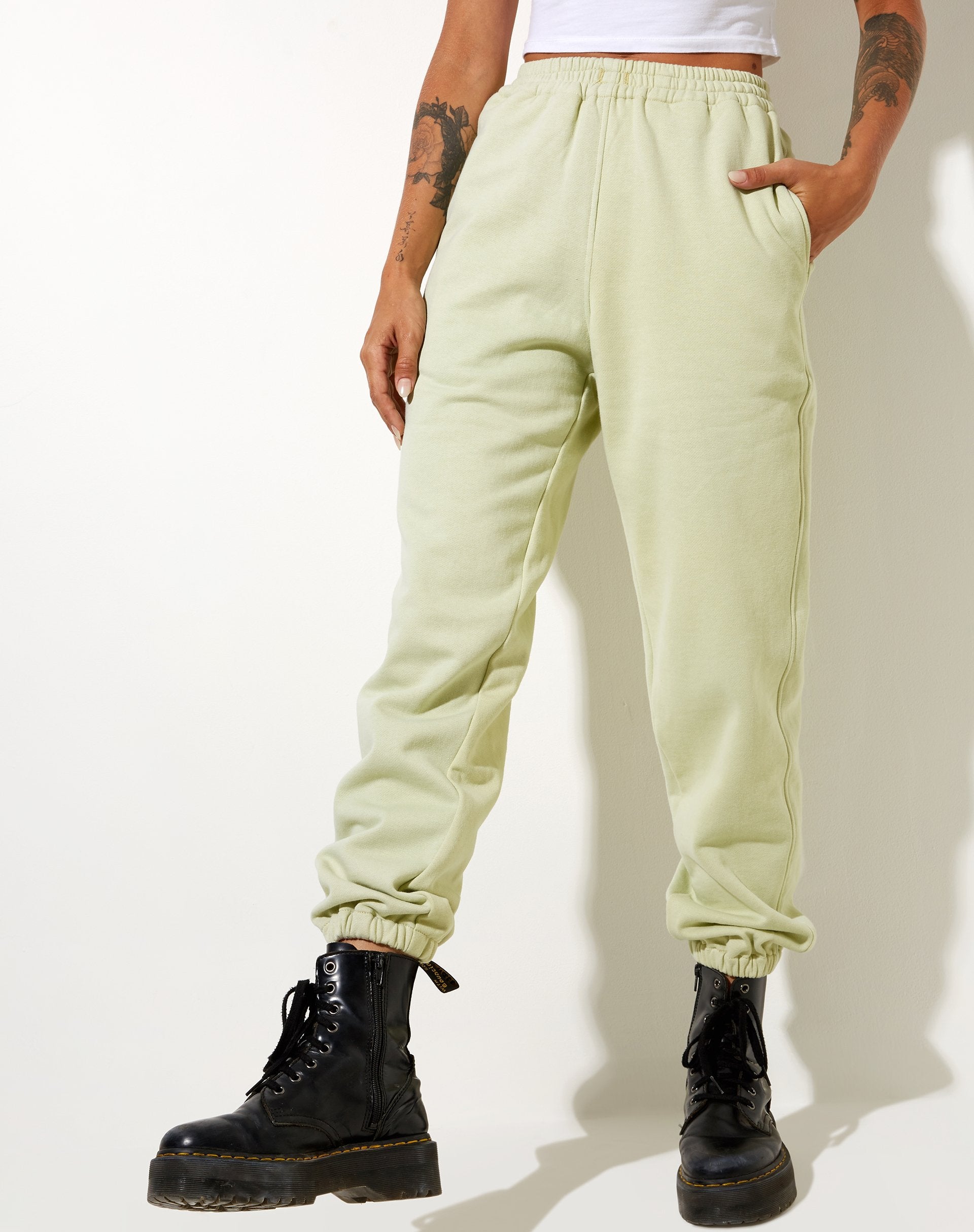 Imagen de Besties Jogger en verde Graffiti Magic Embro