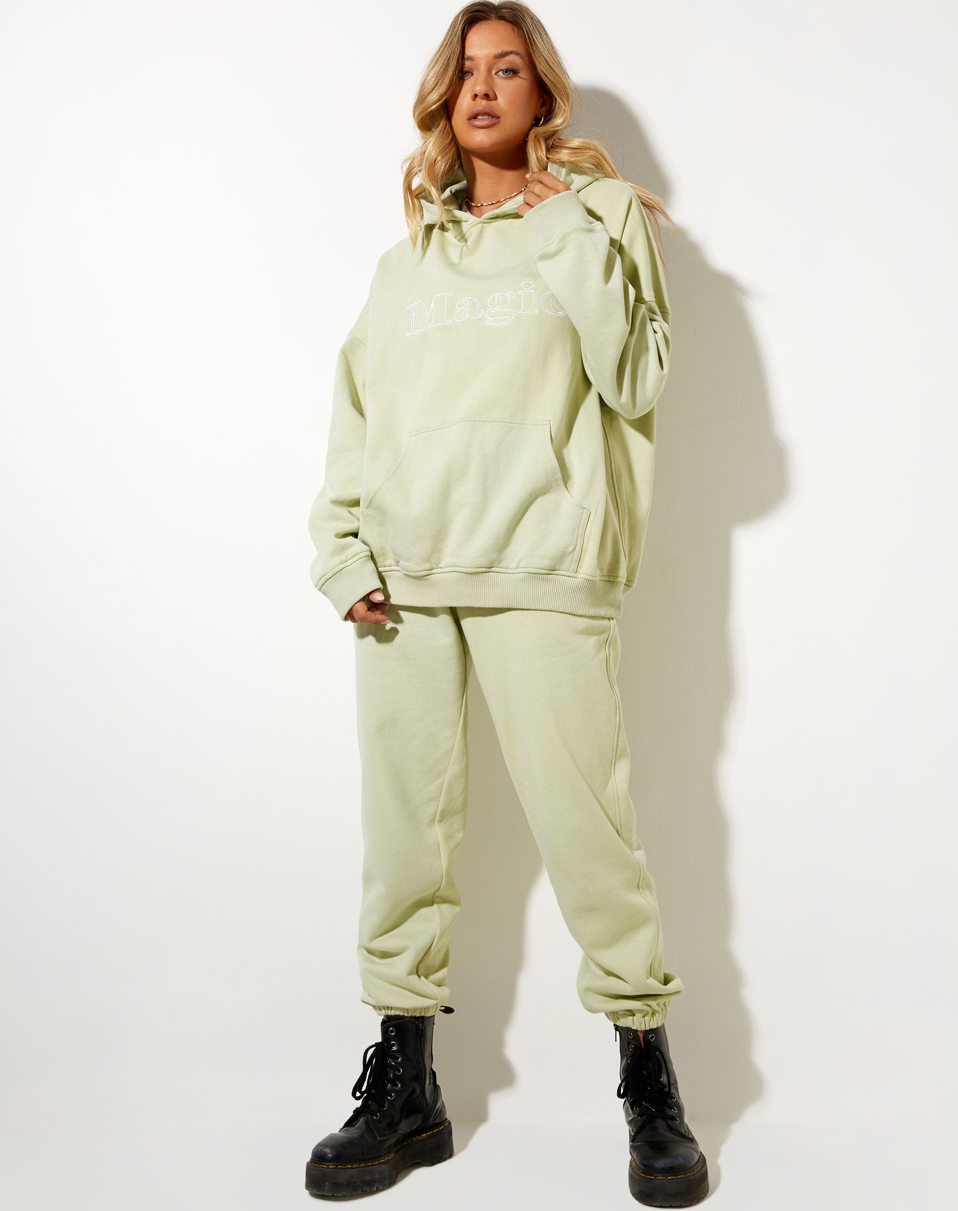 Imagen de Besties Jogger en verde Graffiti Magic Embro
