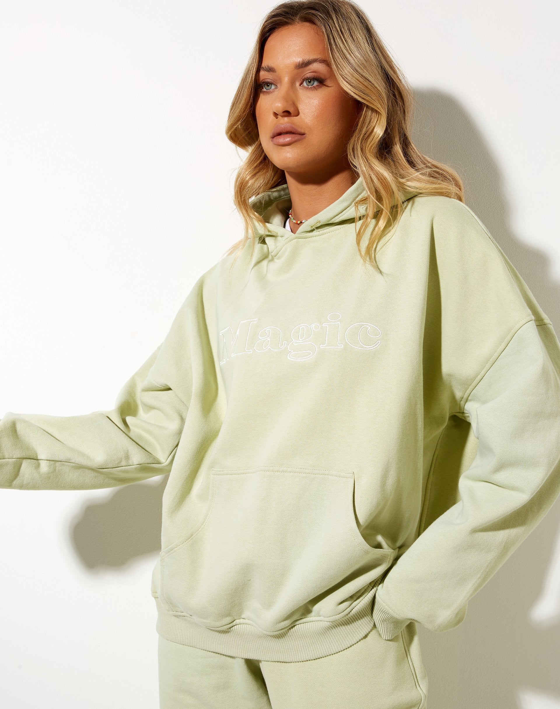 Imagen de Besties Jogger en verde Graffiti Magic Embro