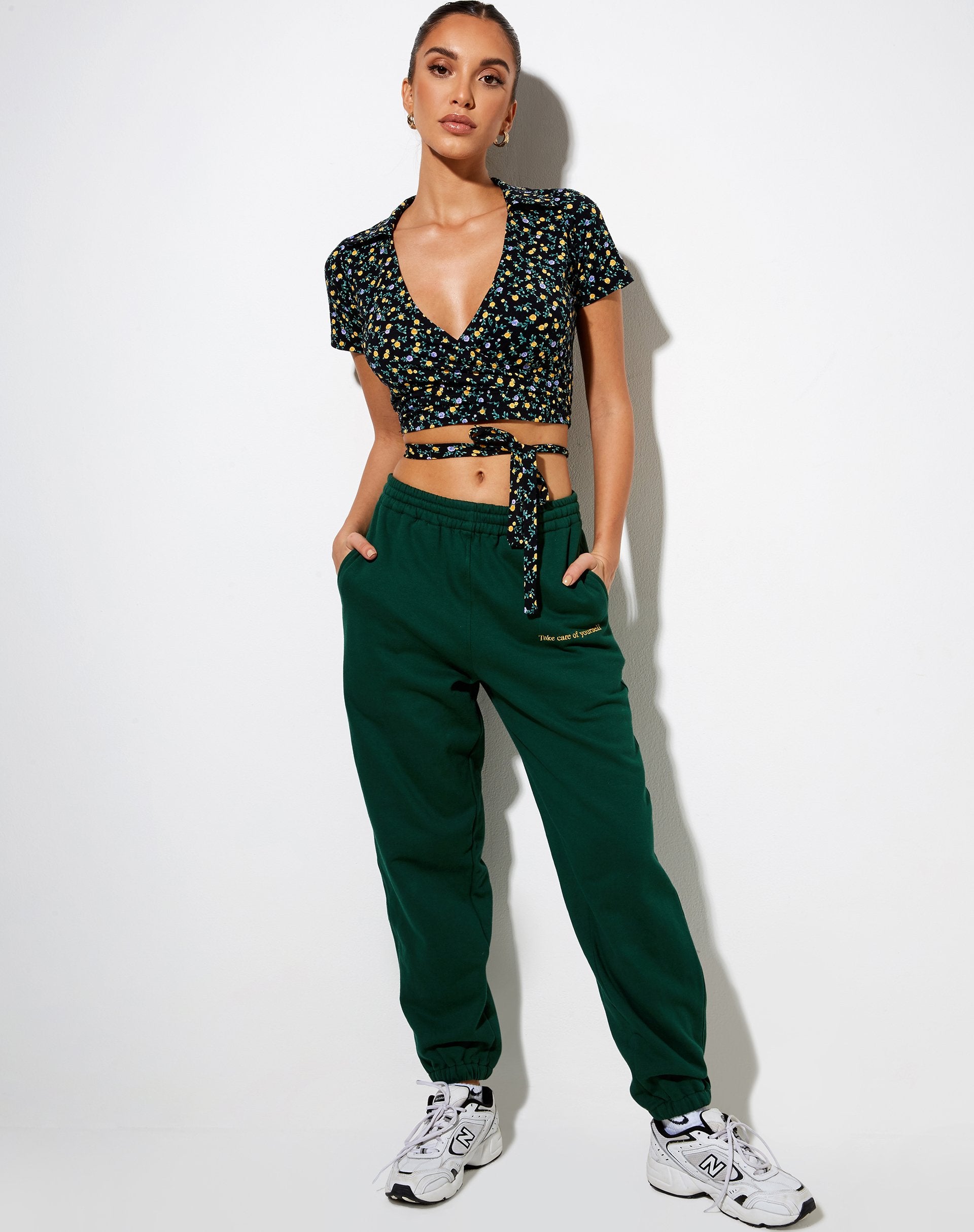 Imagen de Bilar Crop Top en Flowing Flower Negro