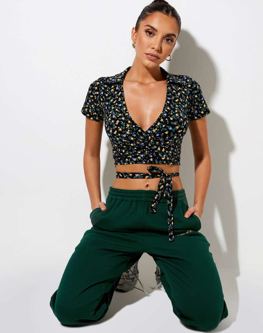 Bilar Crop Top en Flowing Flower Negro