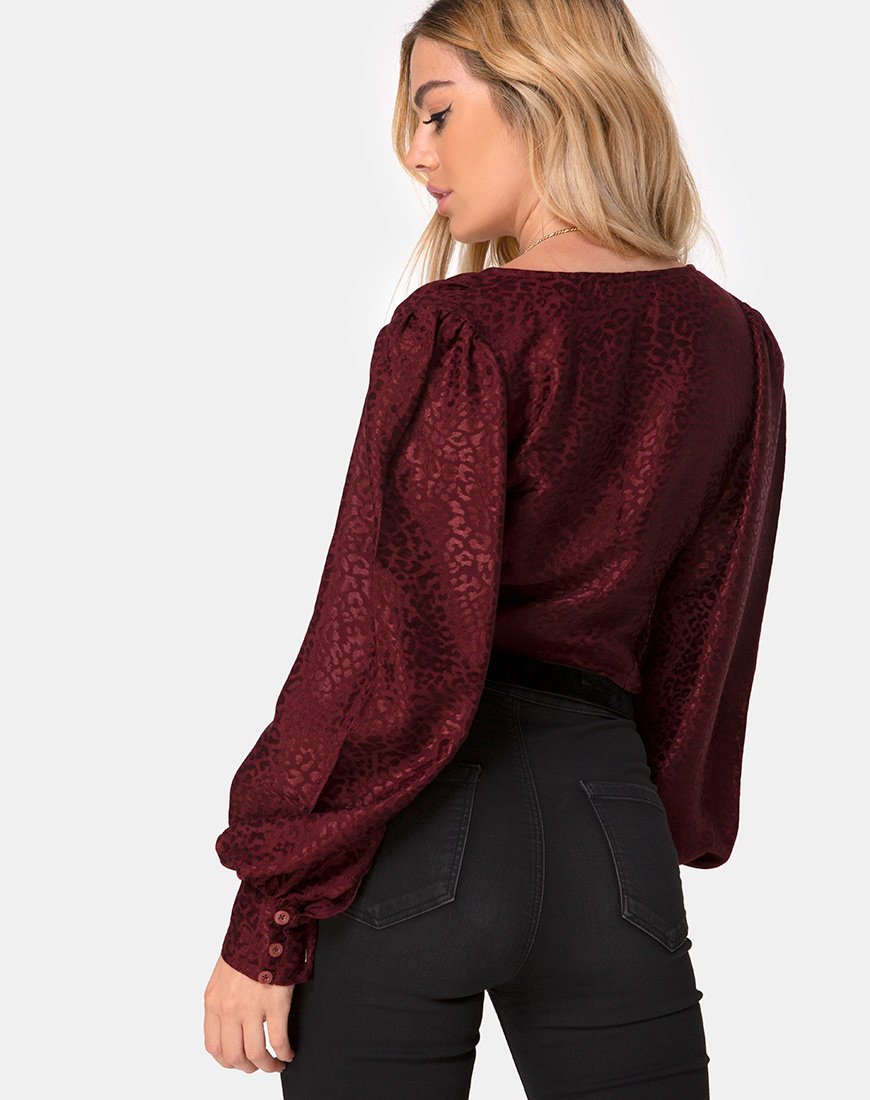 Bina Crop Top de satén guepardo burdeos