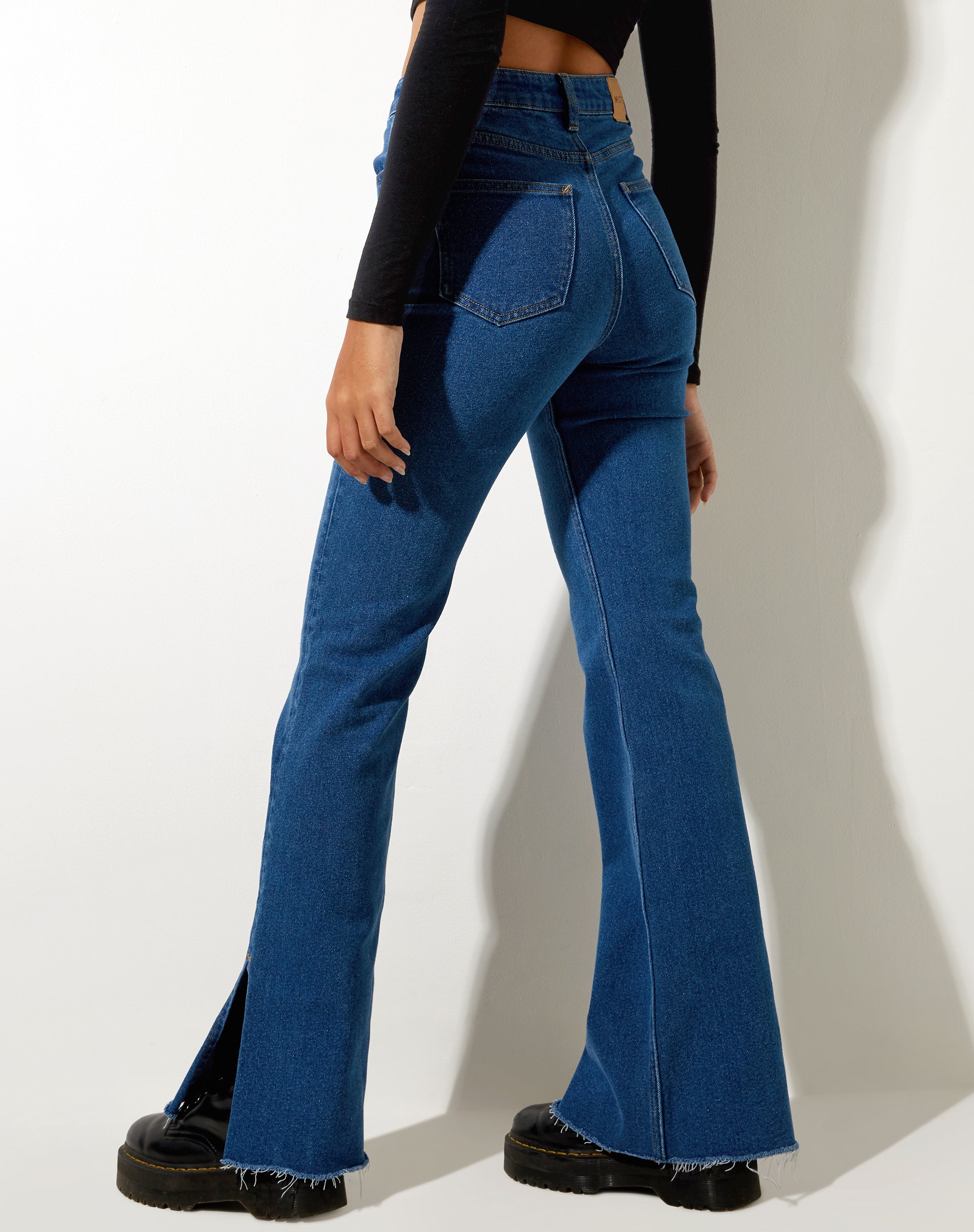 Imagen de Split Bootleg Jeans en Mid Wash