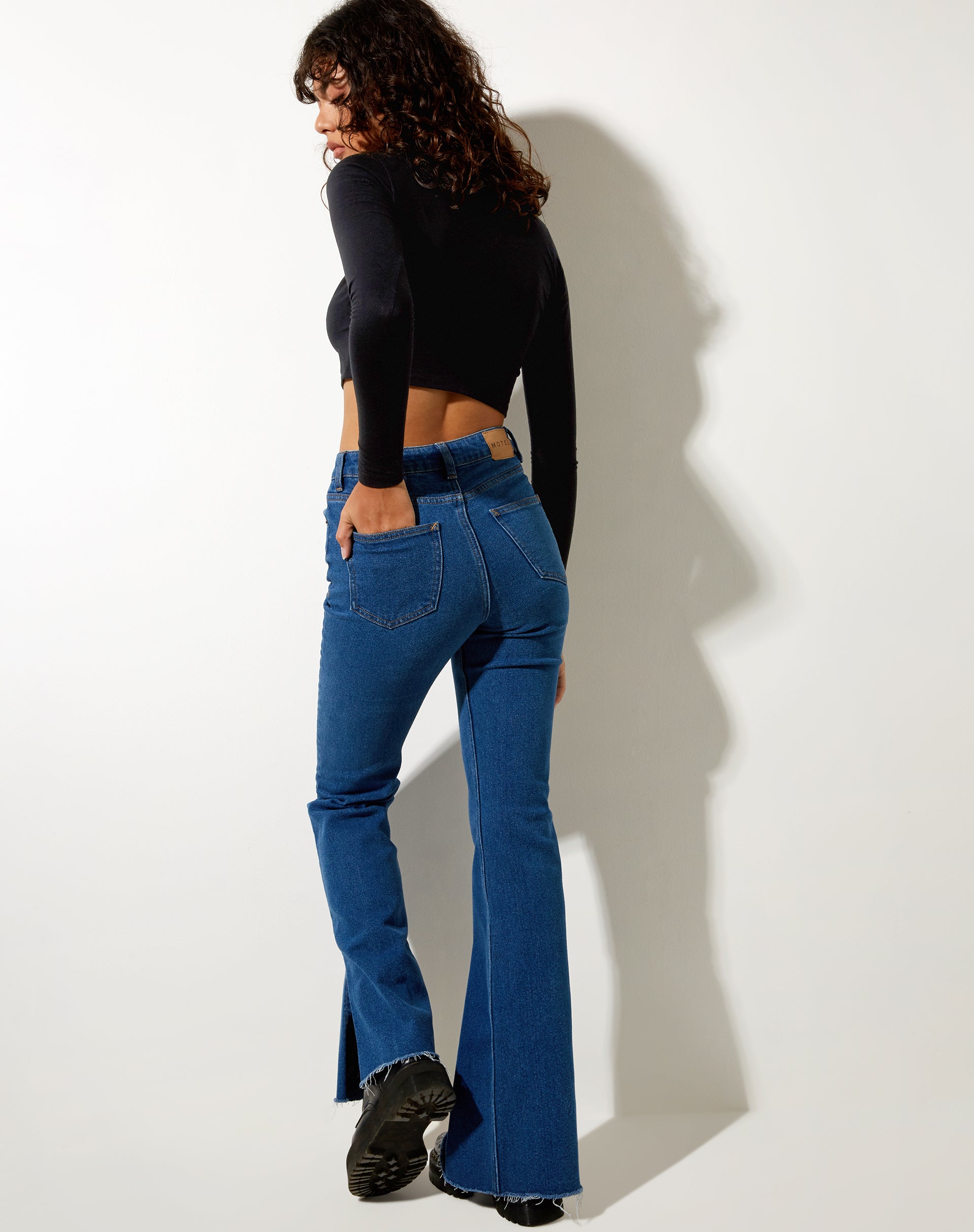 Imagen de Split Bootleg Jeans en Mid Wash