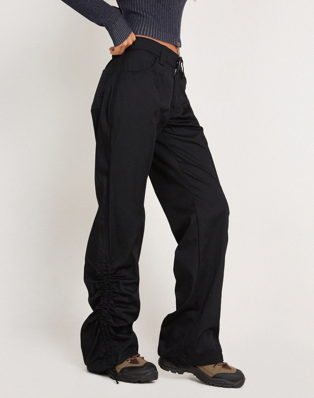 Pantalón cargo de tiro bajo Bracha, negro