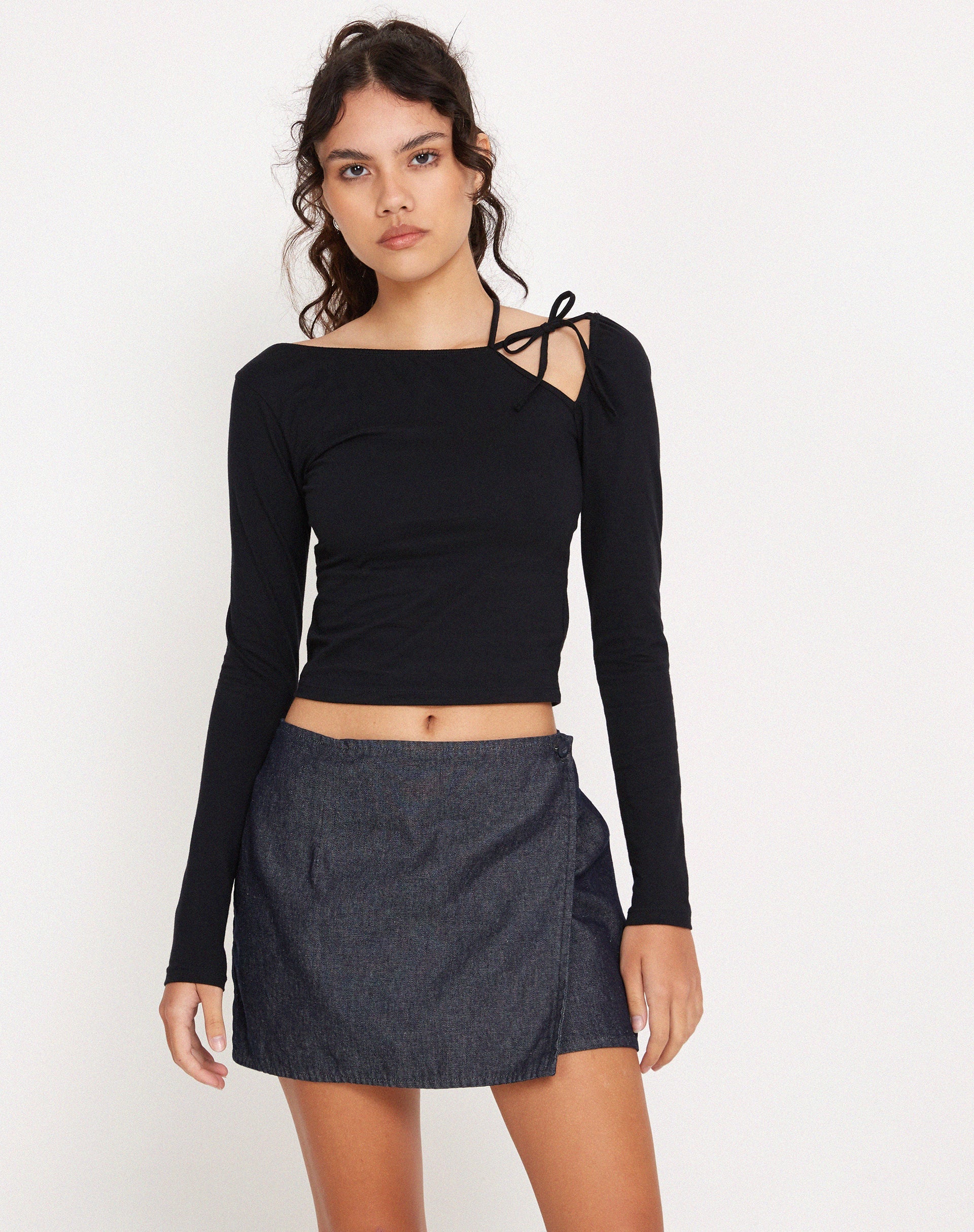 Imagen de la minifalda Braya Wrap en índigo oscuro