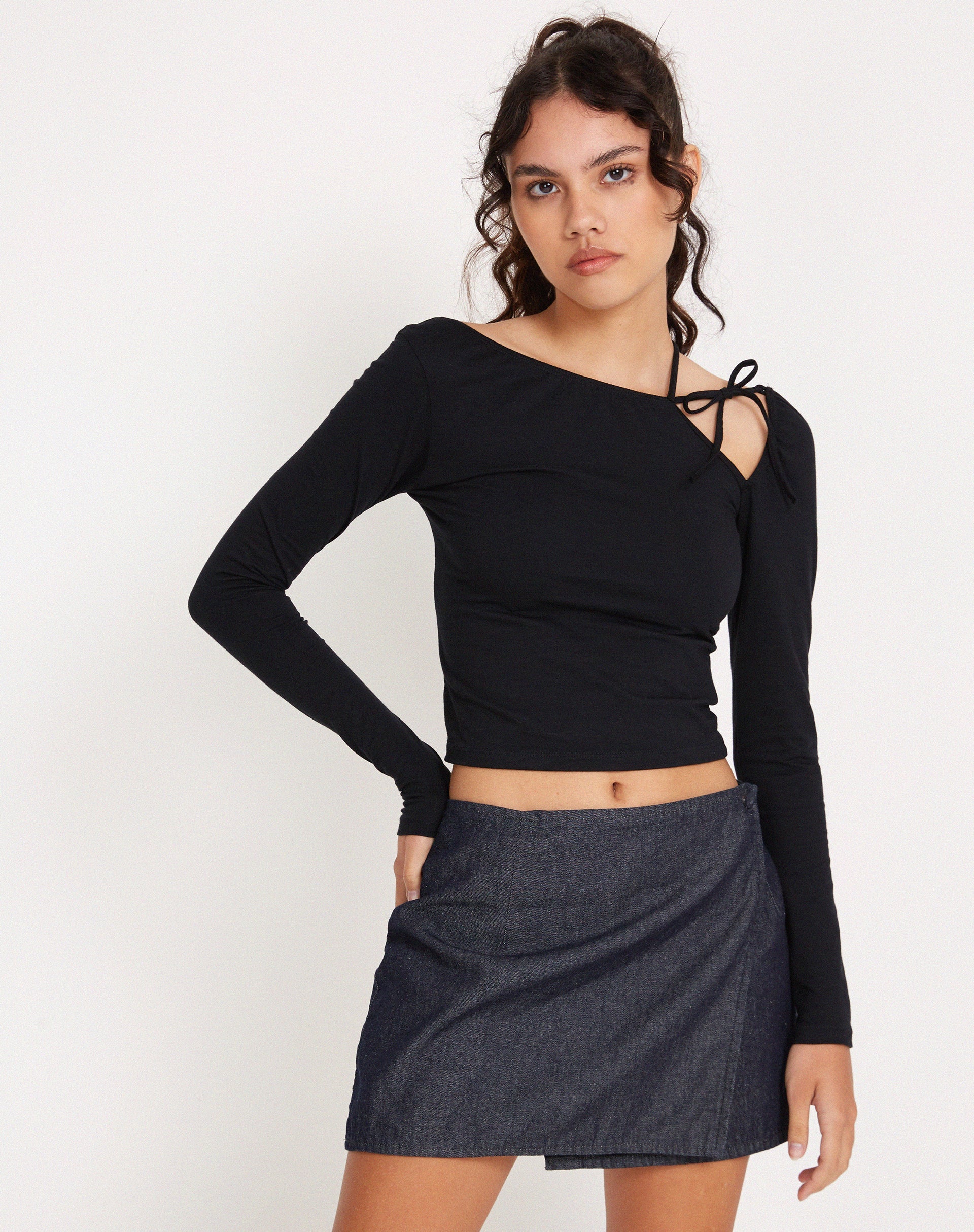 Imagen de la minifalda Braya Wrap en índigo oscuro