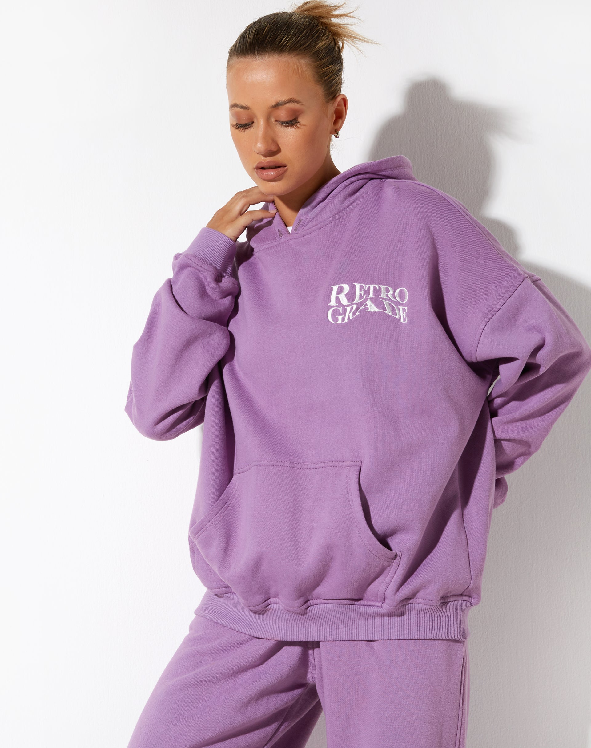 imagen de Oversize Hoodie in Lavender Retro Grade Embro