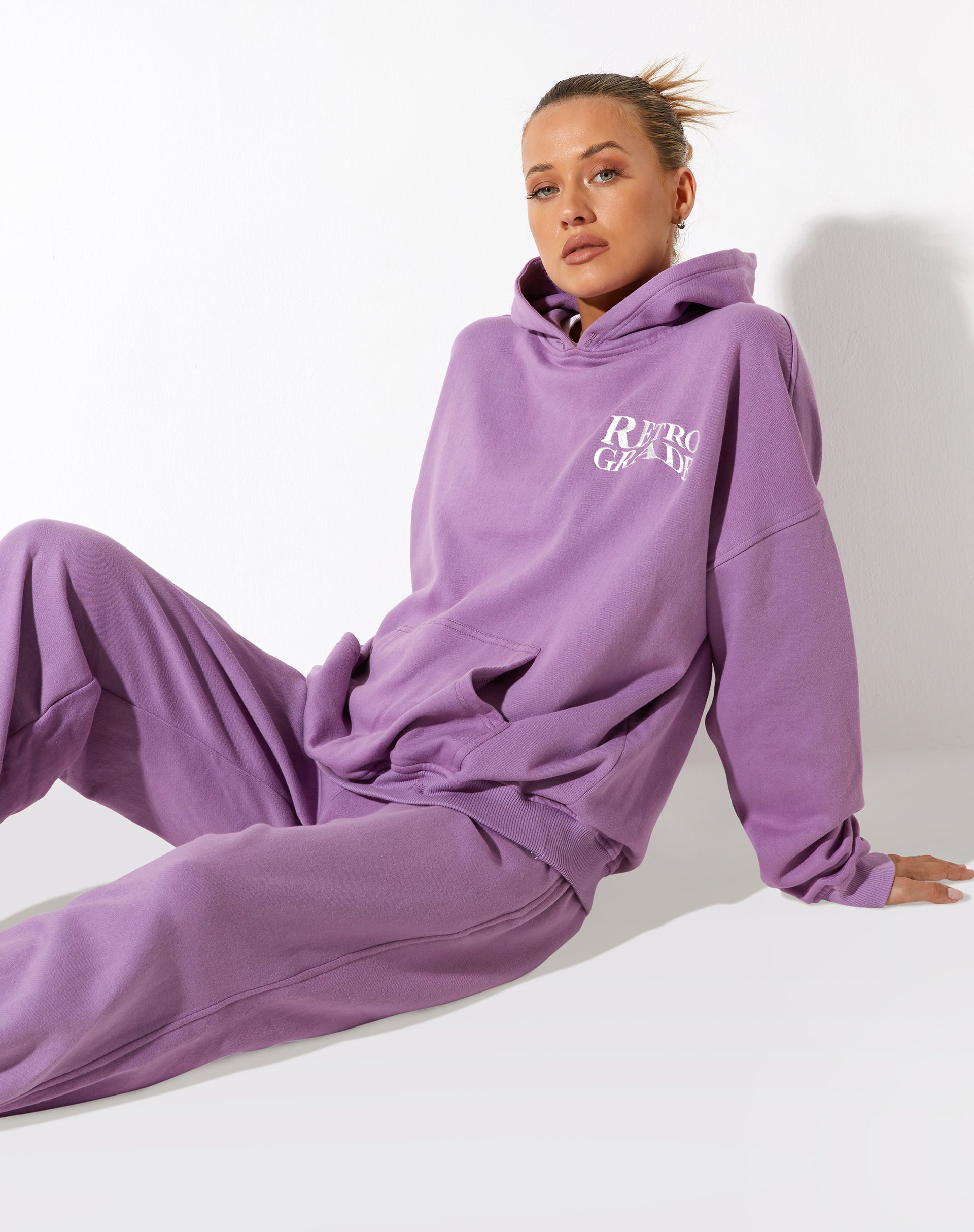 imagen de Oversize Hoodie in Lavender Retro Grade Embro