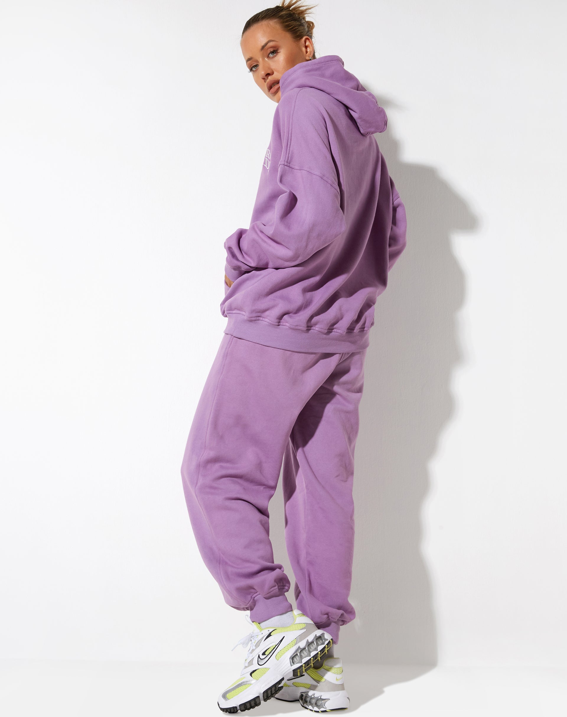 imagen de Oversize Hoodie in Lavender Retro Grade Embro