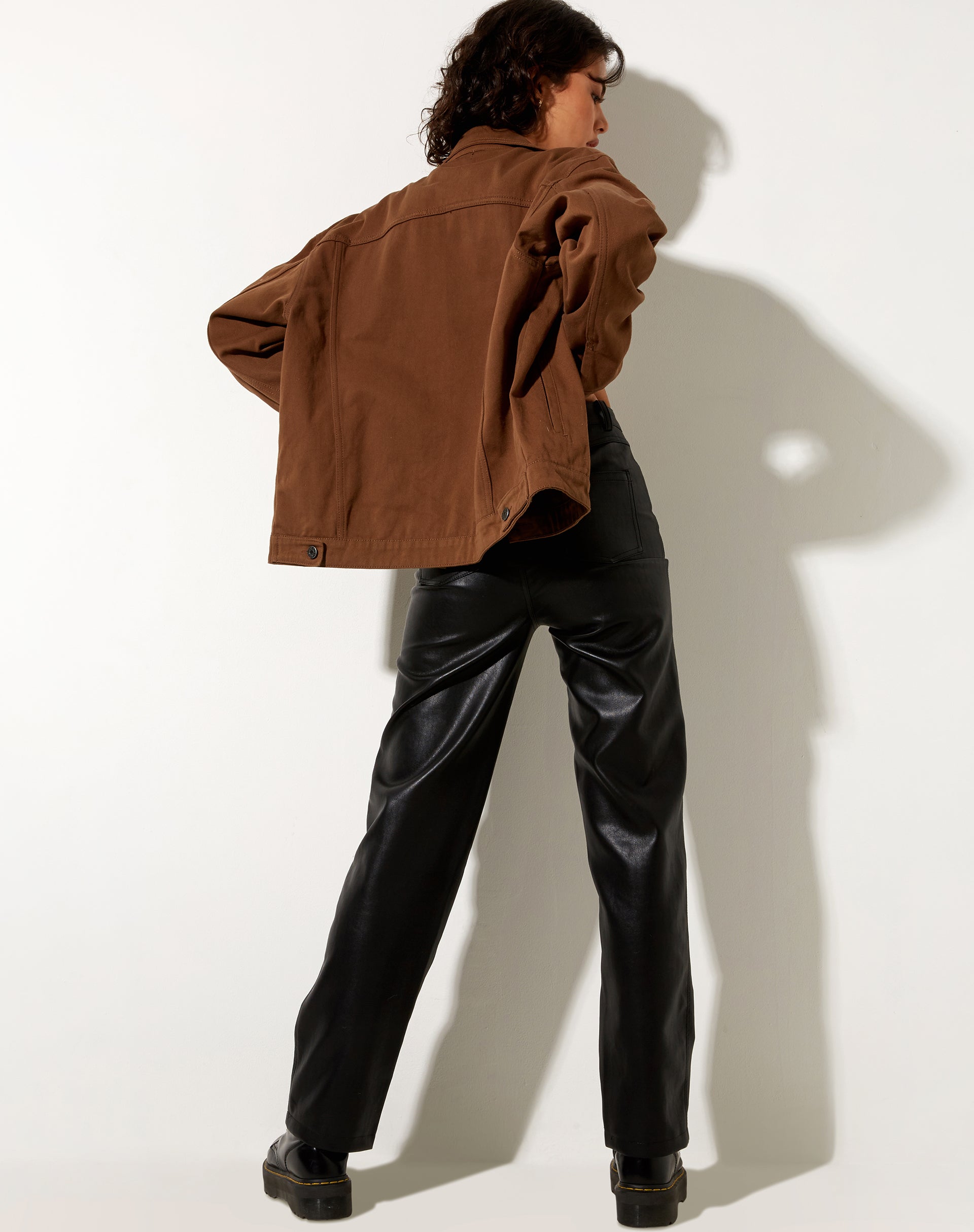 Imagen de la chaqueta vaquera Calissa Longline en marrón intenso