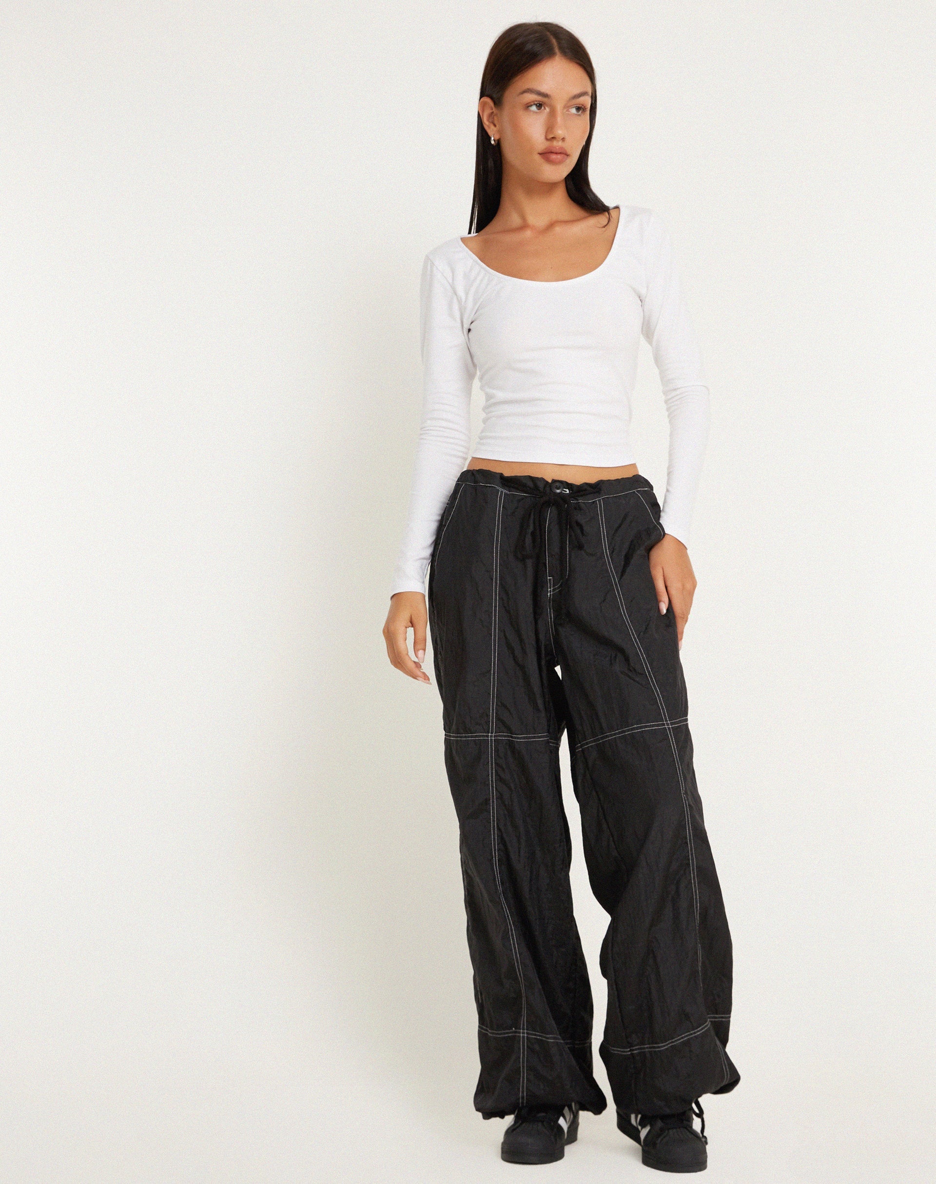 imagen de Phil Low Waist Trouser en negro con pespunte superior blanco