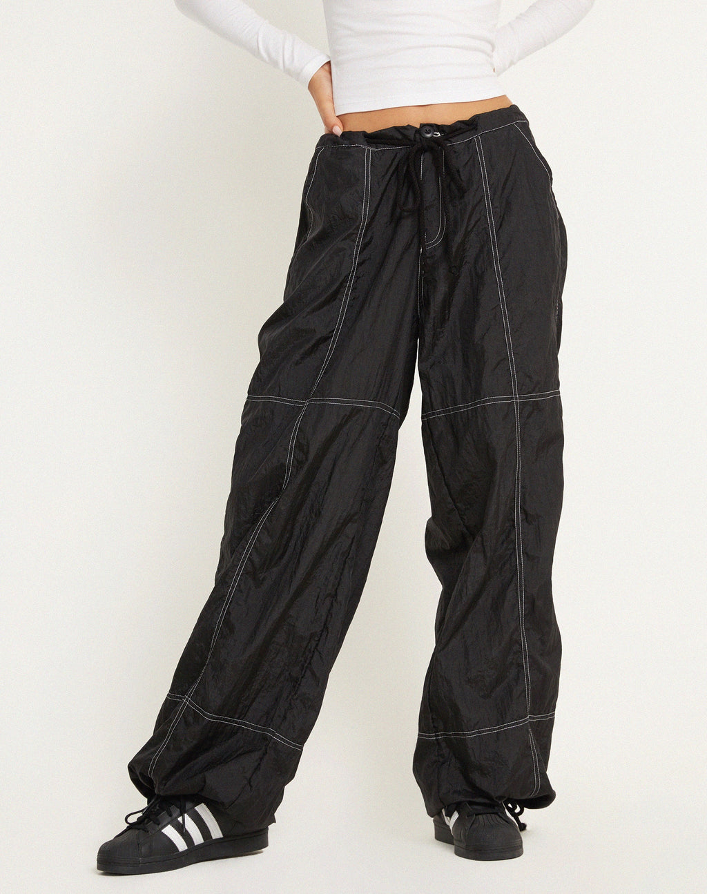 Pantalón de cintura baja Phil en negro con pespunte superior blanco