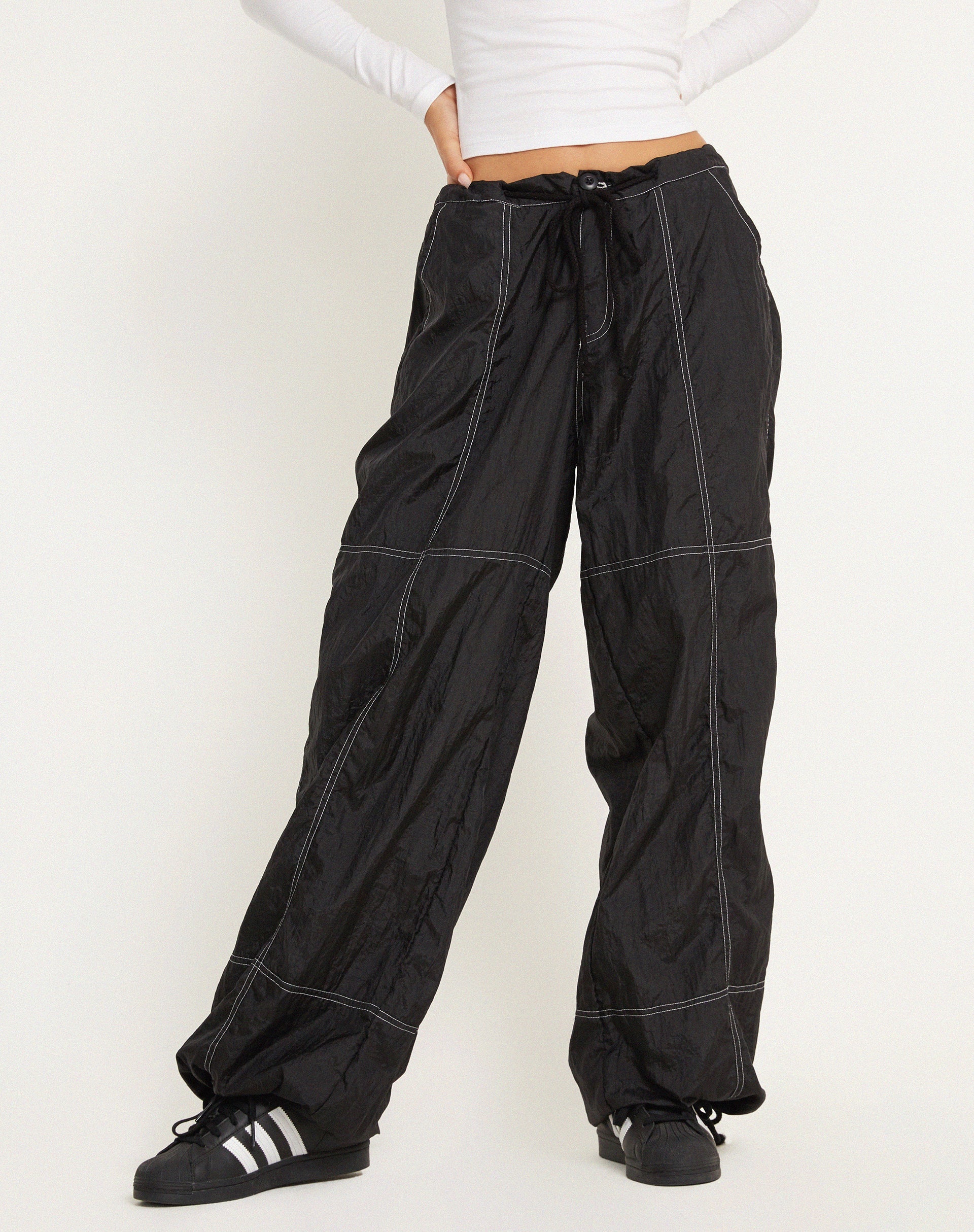 imagen de Phil Low Waist Trouser en negro con pespunte superior blanco