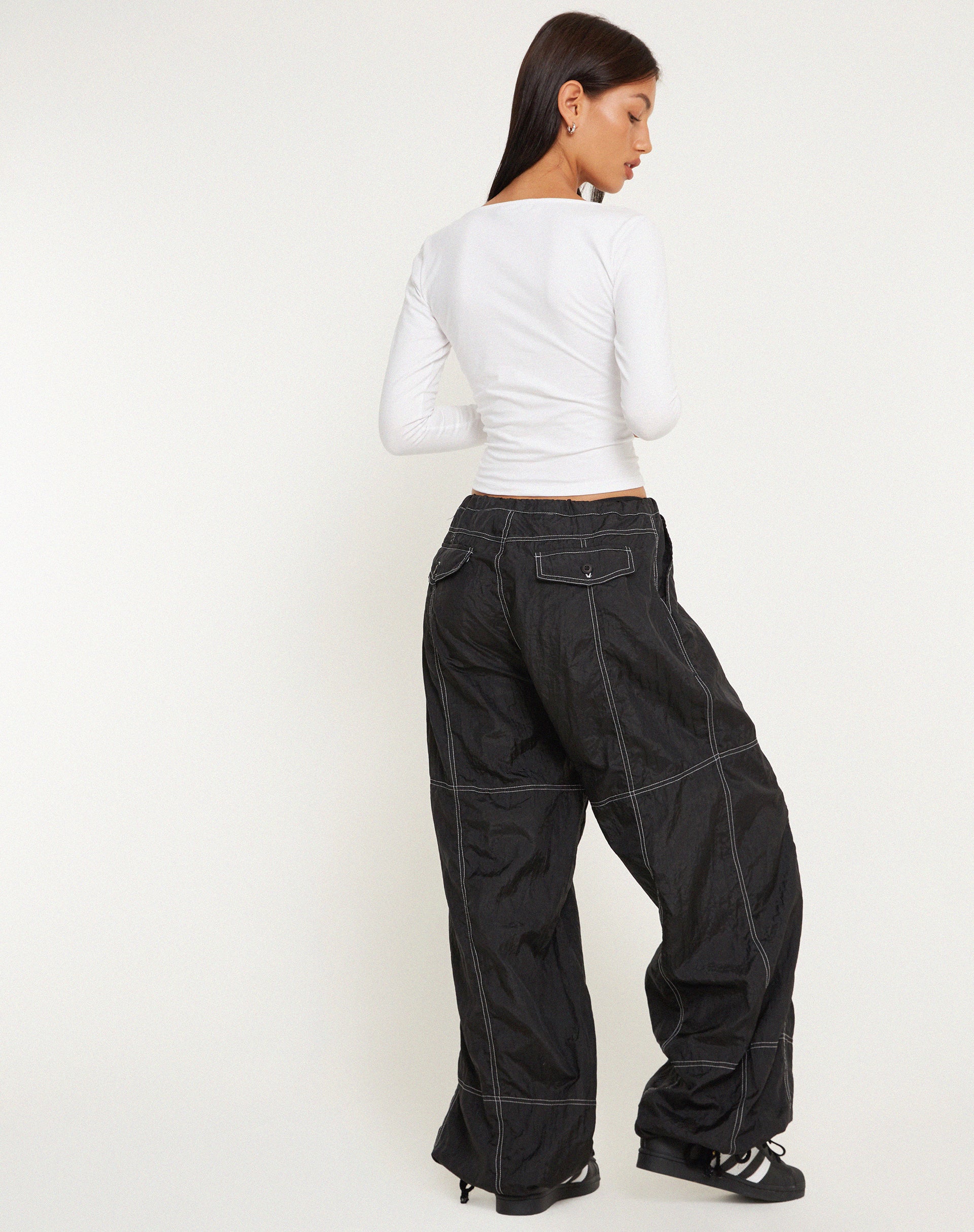 imagen de Phil Low Waist Trouser en negro con pespunte superior blanco