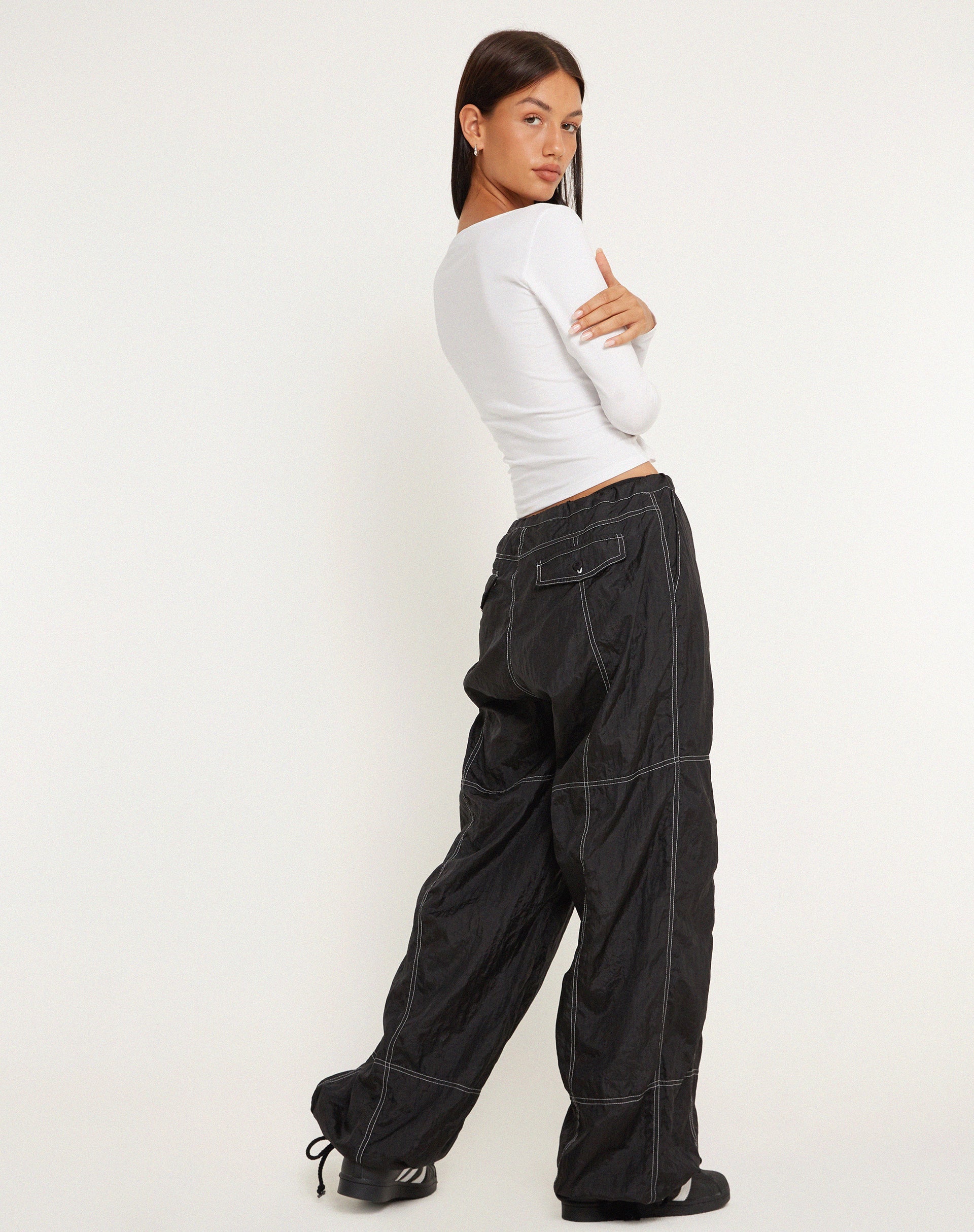 imagen de Phil Low Waist Trouser en negro con pespunte superior blanco