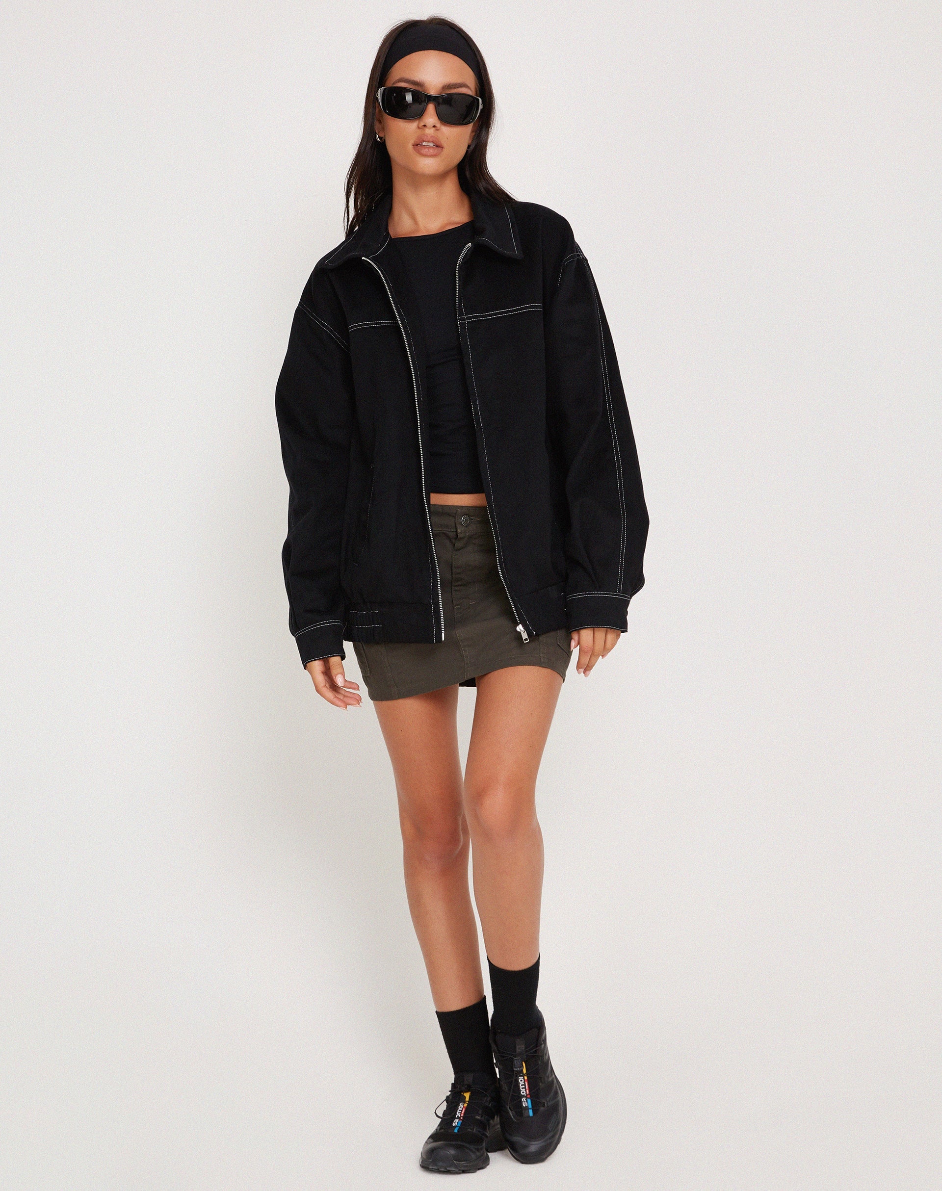 Imagen de la chaqueta Cavitana en negro con pespunte blanco